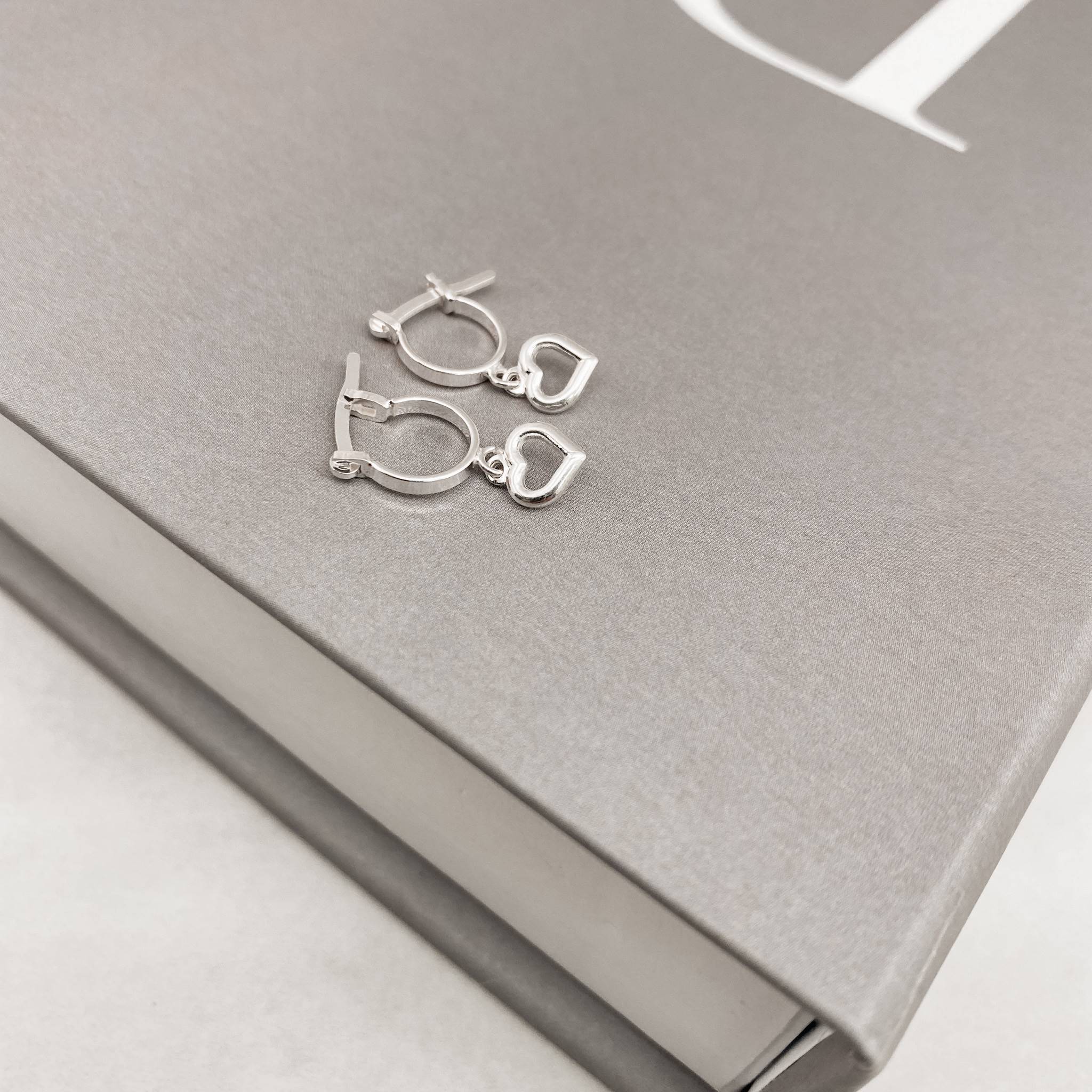 Argola 9mm trava pingente coração vazado