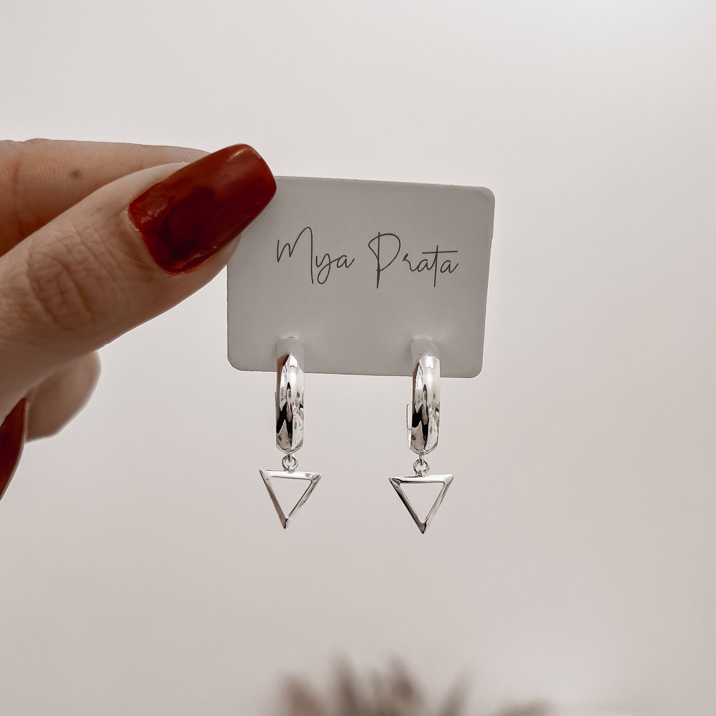 Argola 18mm tarraxa pingente triângulo