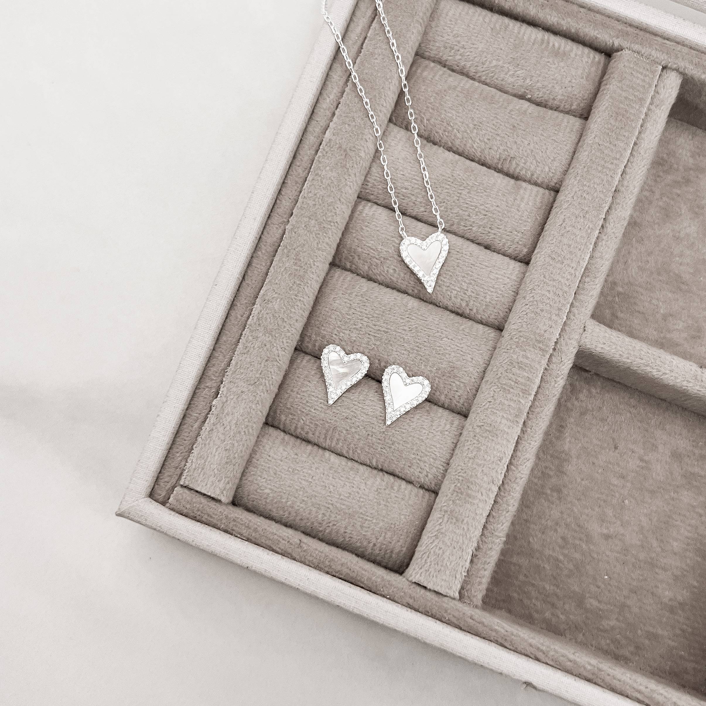 Imagem Conjunto brinco e colar coração madrepérola com cravejado 11mm corrente cadeado 45+5cm