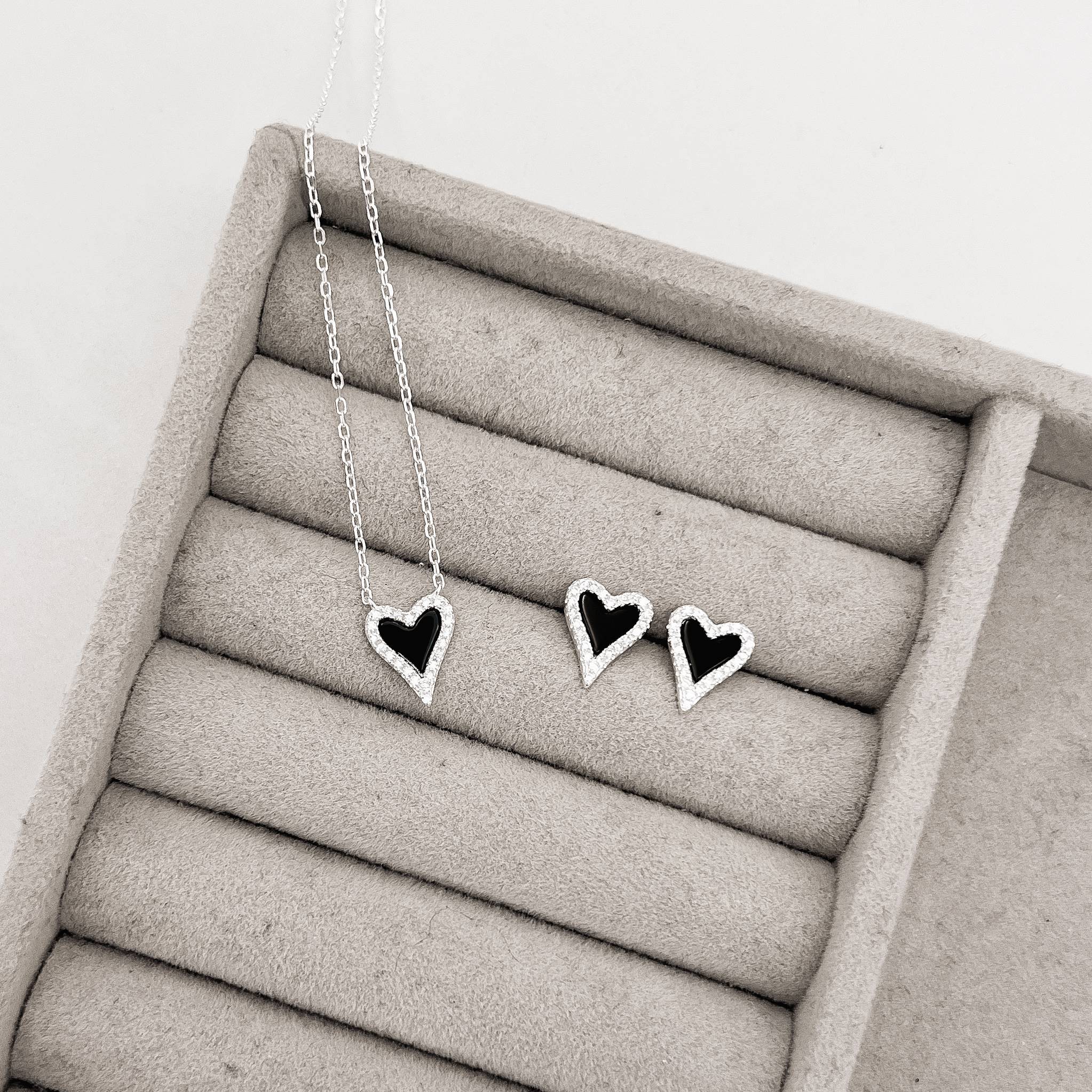 Imagem Conjunto brinco e colar coração pedra ônix com cravejado 11mm corrente cadeado 45+5cm