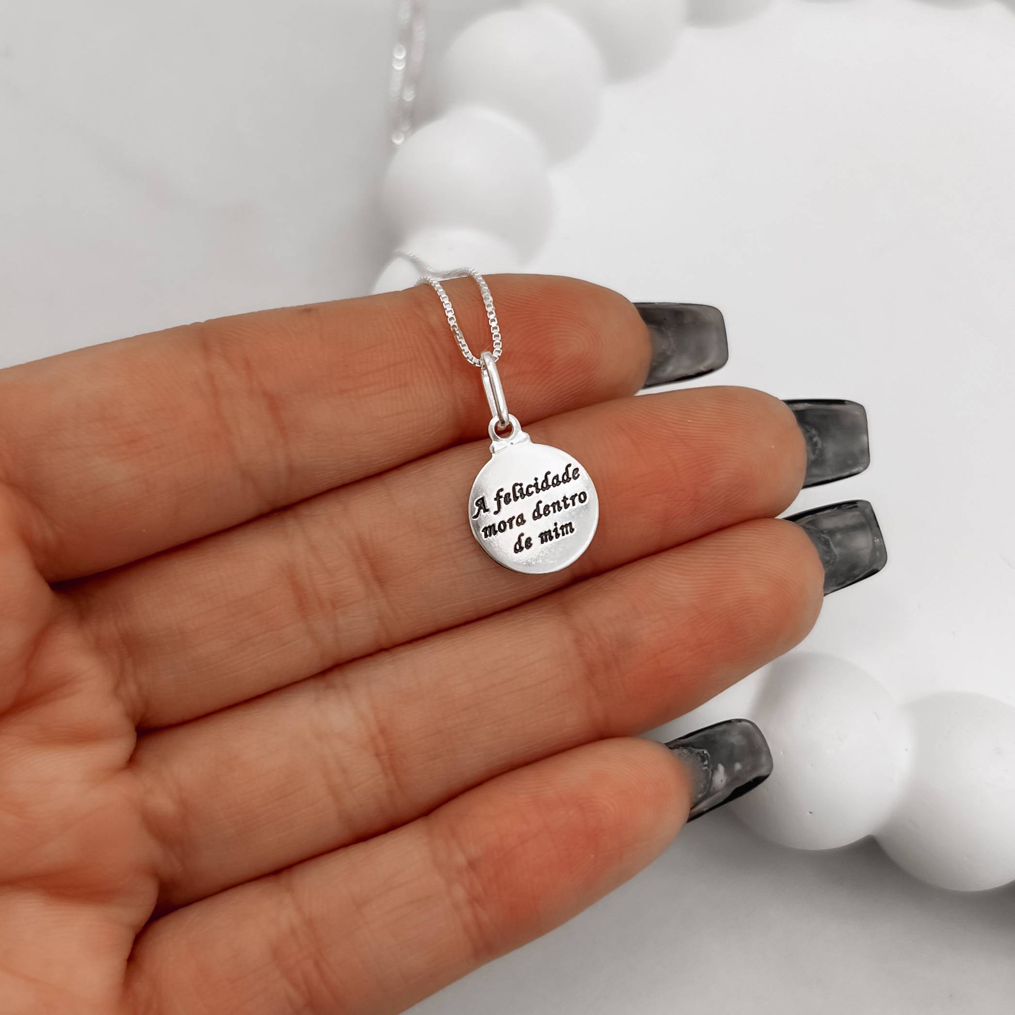 Imagem Secundária Colar pingente medalha a felicidade mora dentro de mim 11mm 45cm