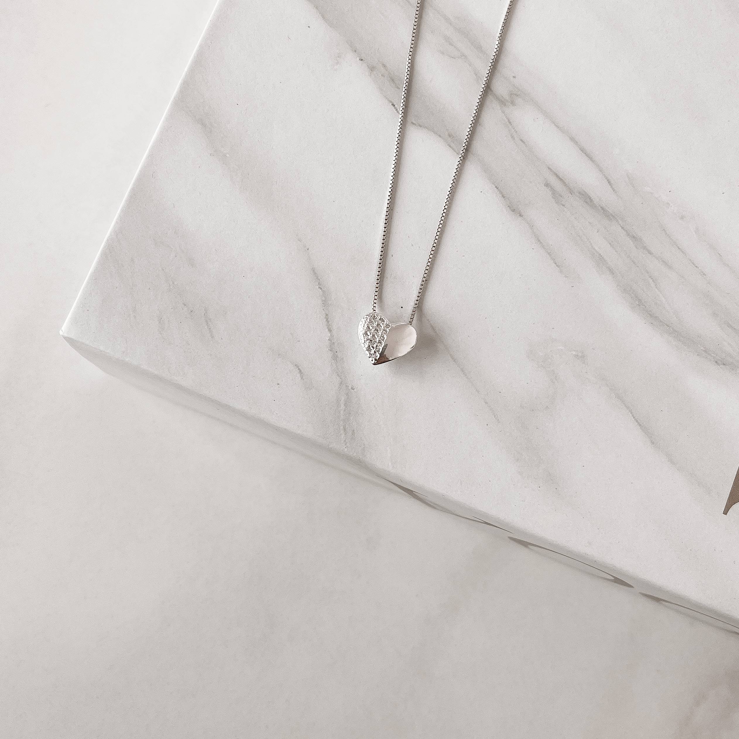 Colar coração metade cravejado 10mm 45cm