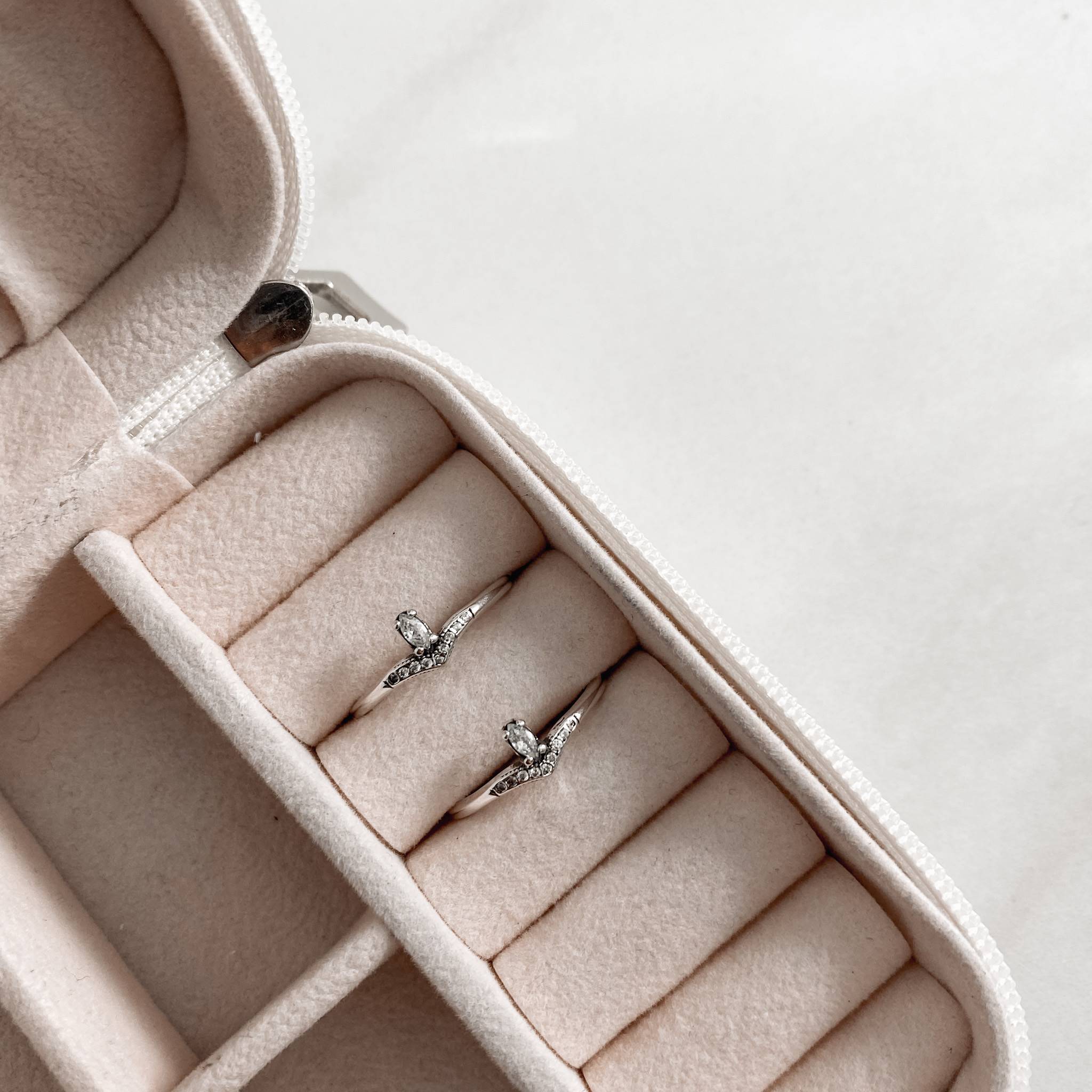 Imagem Secundária Anel V com zircônia navete envelhecido