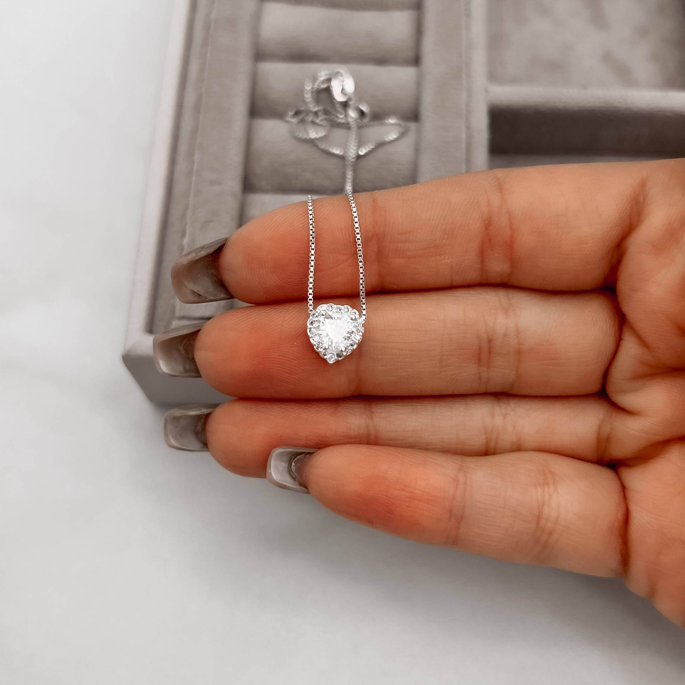 Imagem Colar coração cravejado com zircônia coração passante 8mm 45cm