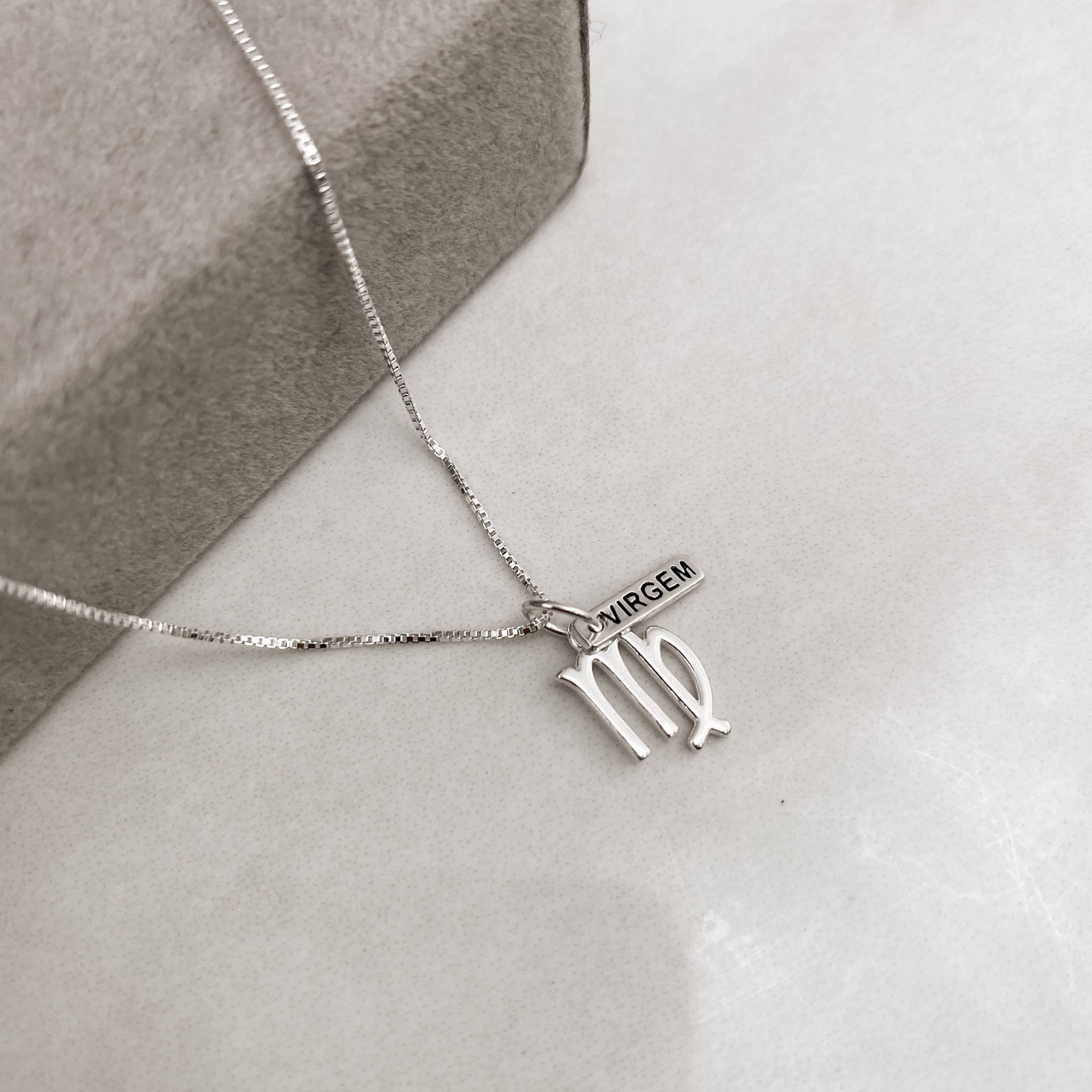 Imagem Colar pingente signo virgem com placa 45cm