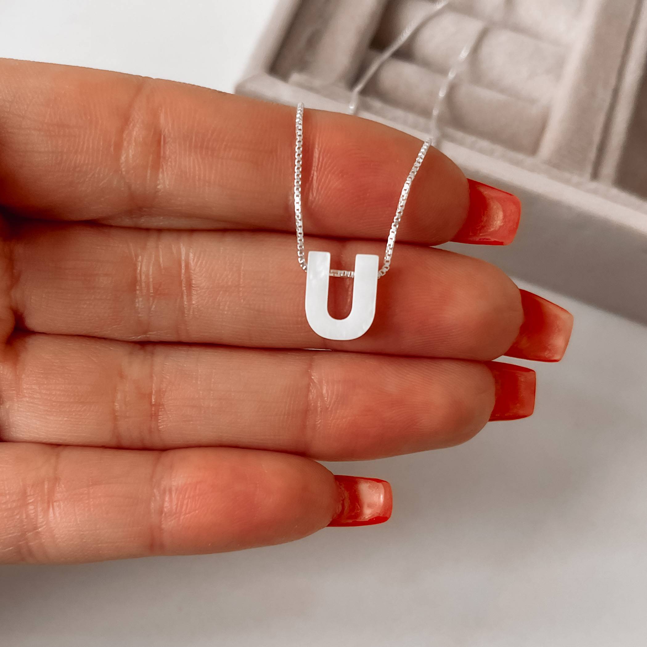 Imagem Colar madrepérola letra U 45cm