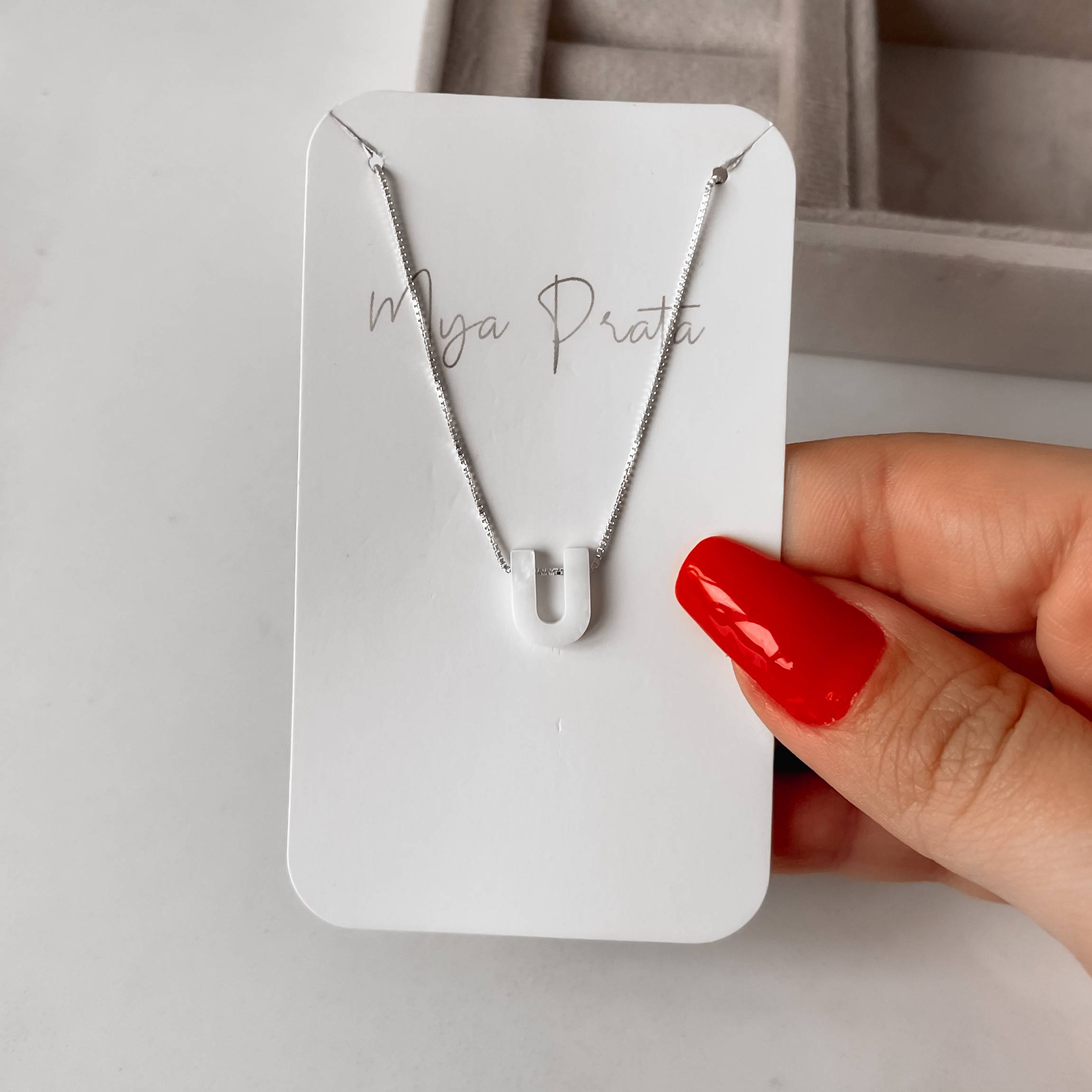 Imagem Secundária Colar madrepérola letra U 45cm