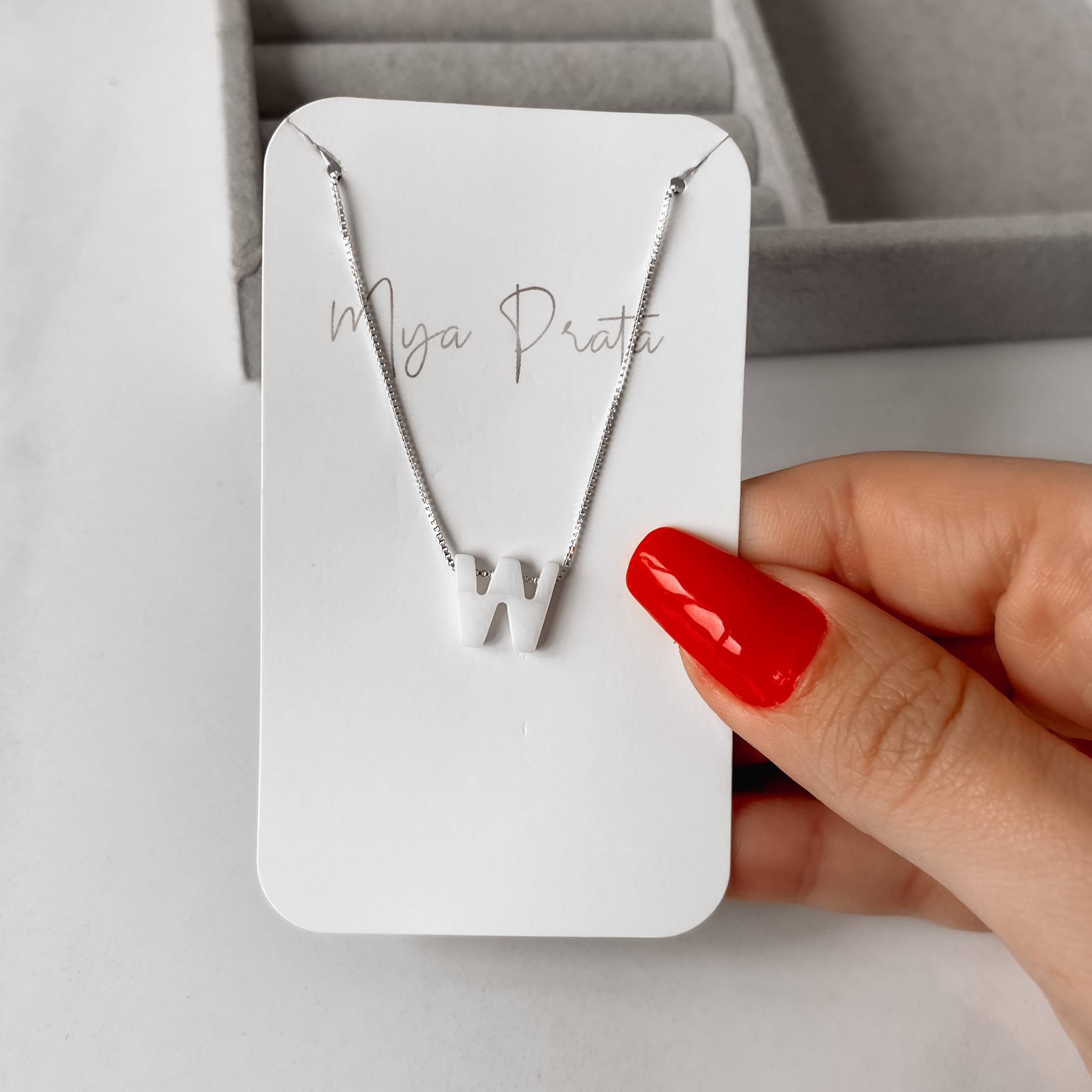 Imagem Secundária Colar madrepérola letra W 45cm