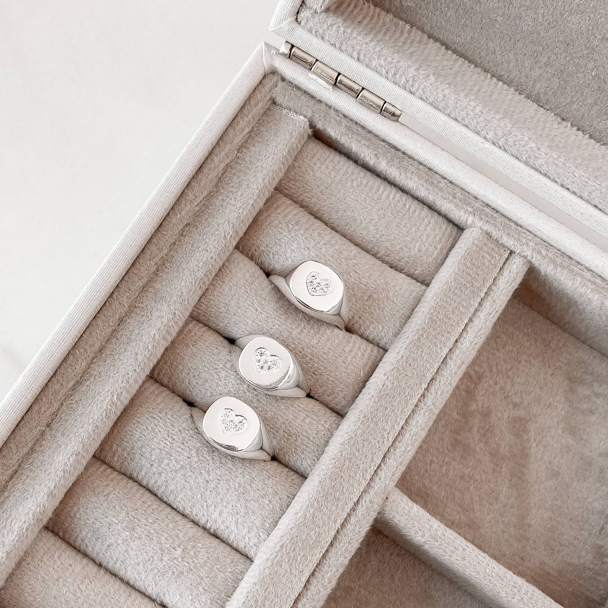 Imagem Secundária Anel dedinho coração cravejado