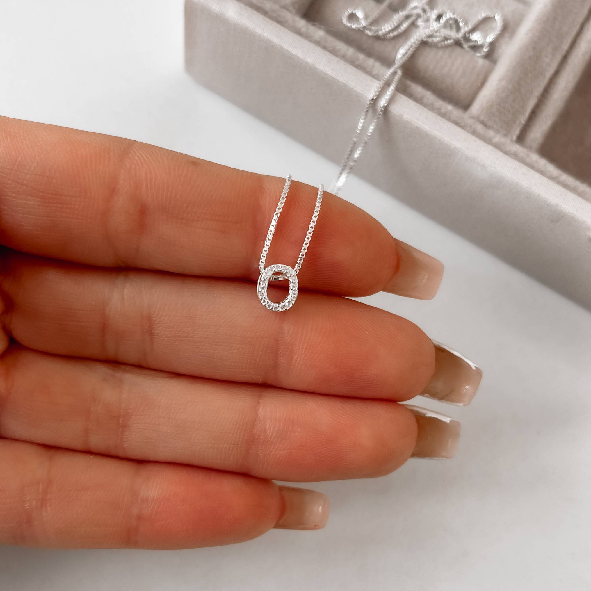 Colar letra O cravejada 6mm 45cm