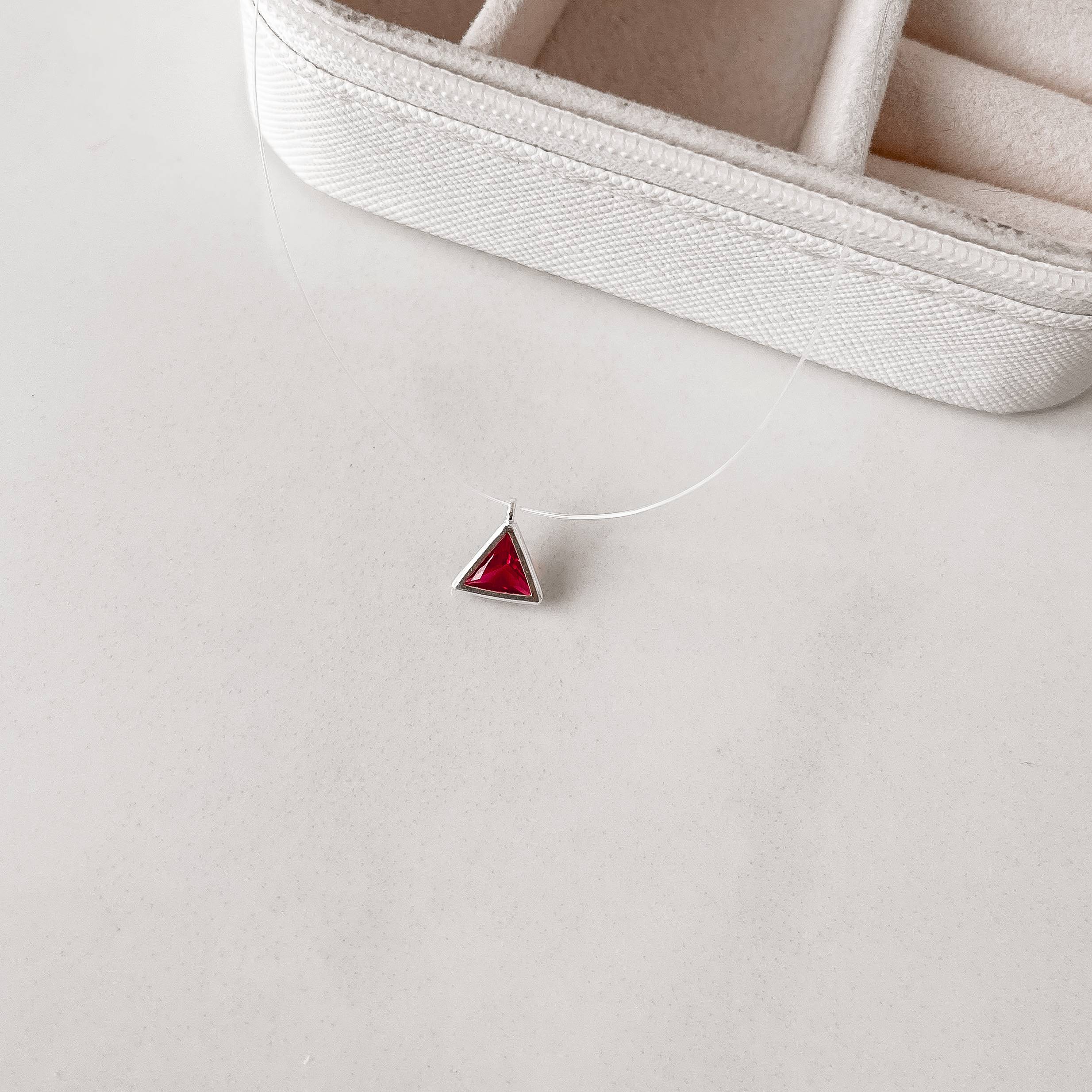 Colar nylon zircônia triângulo cereja 6mm 40cm