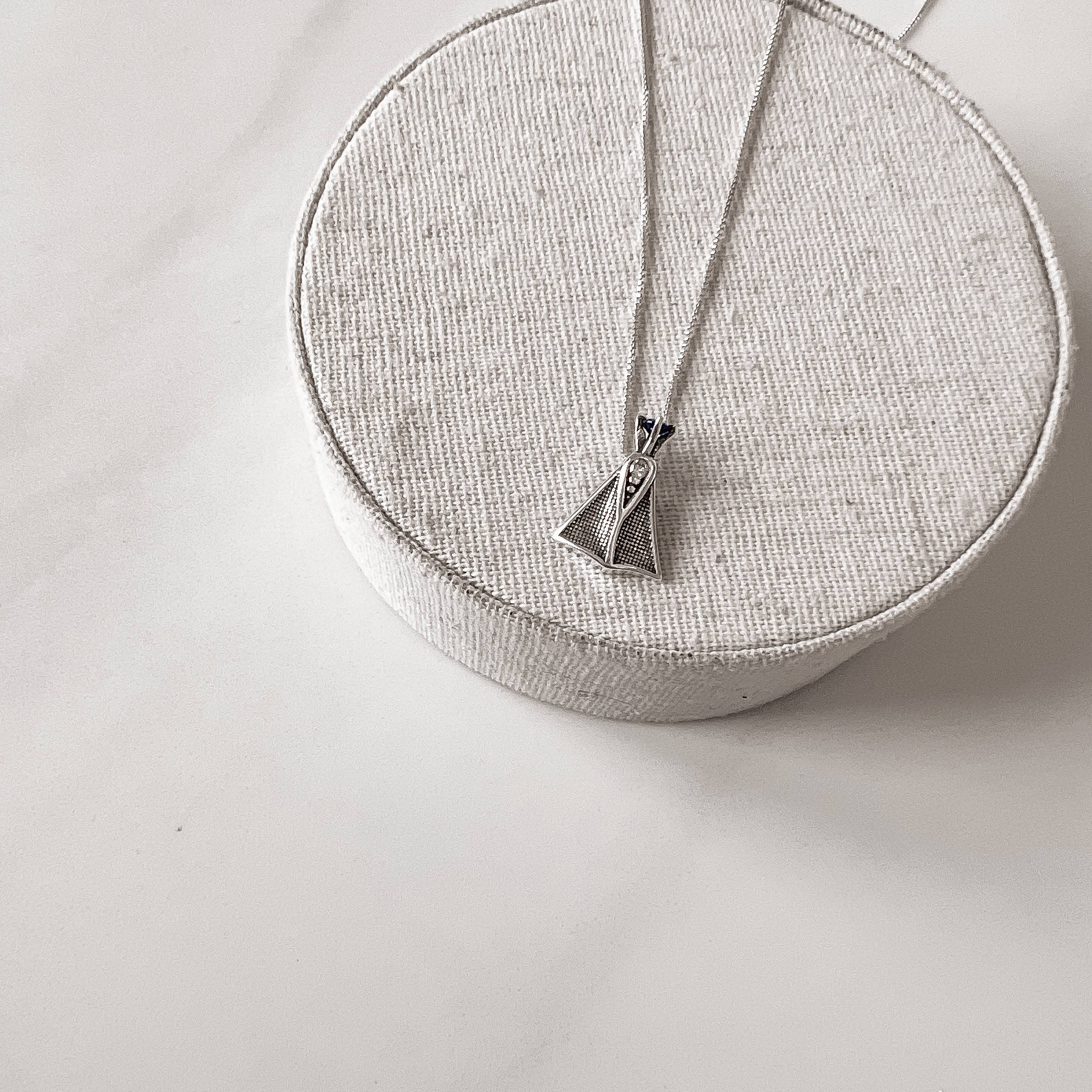 Imagem Secundária Colar Nsa. Sra. Aparecida detalhe zircônias cristal e azul envelhecido 17mm 45cm