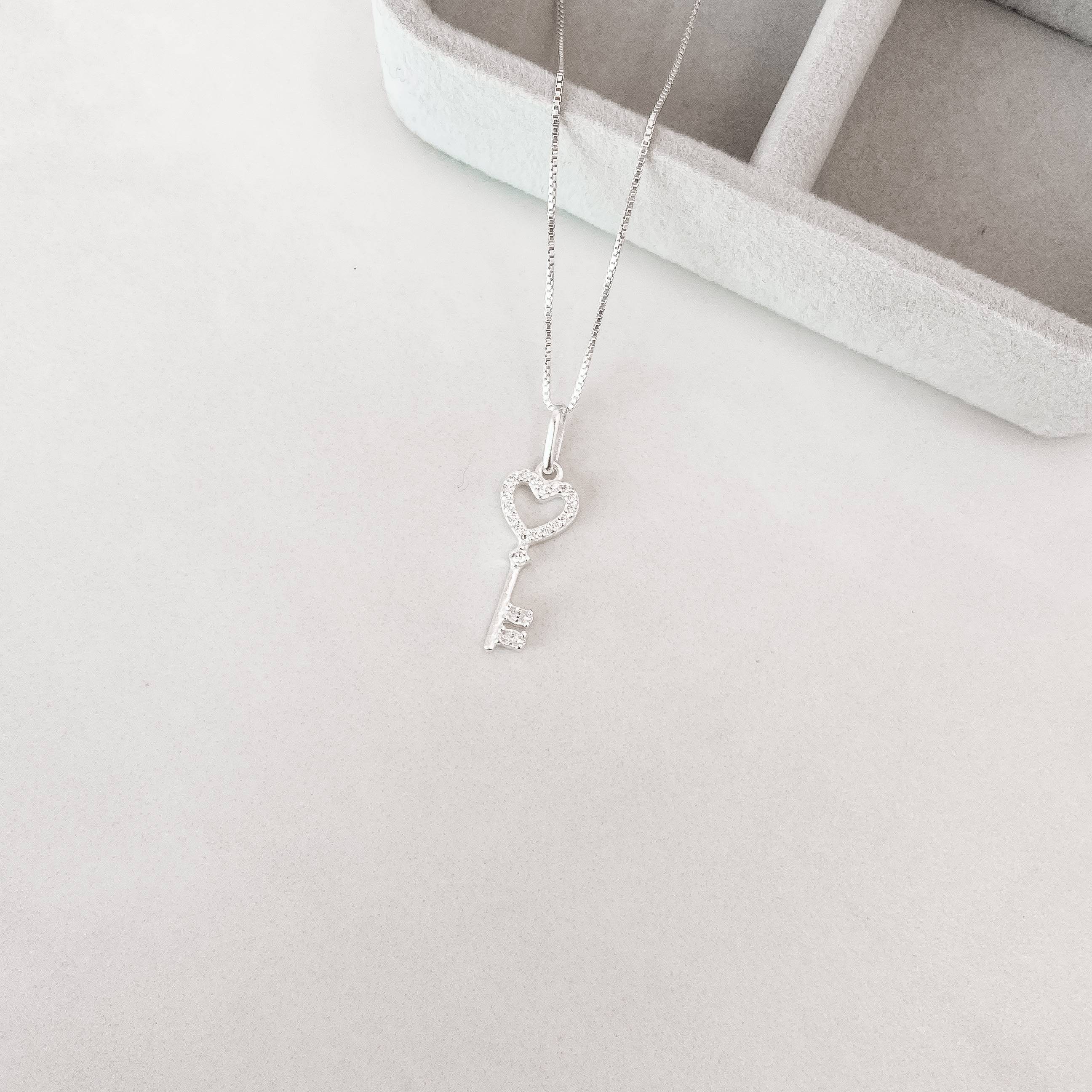 Imagem Secundária Colar pingente chave coração cravejado 19mm 45cm