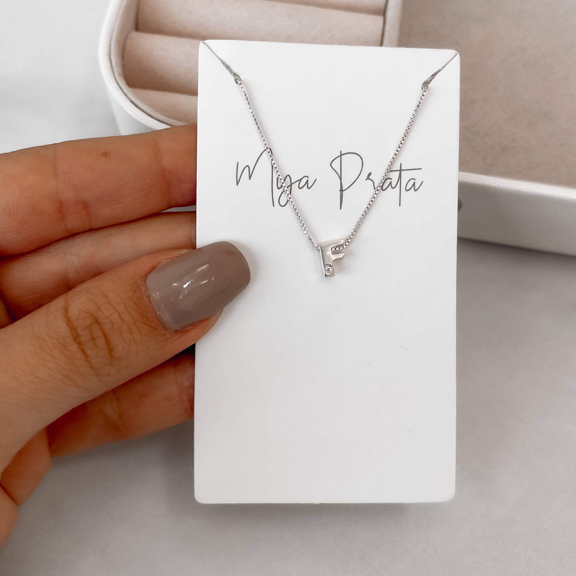 Colar letra F detalhe zircônia 7mm 45cm