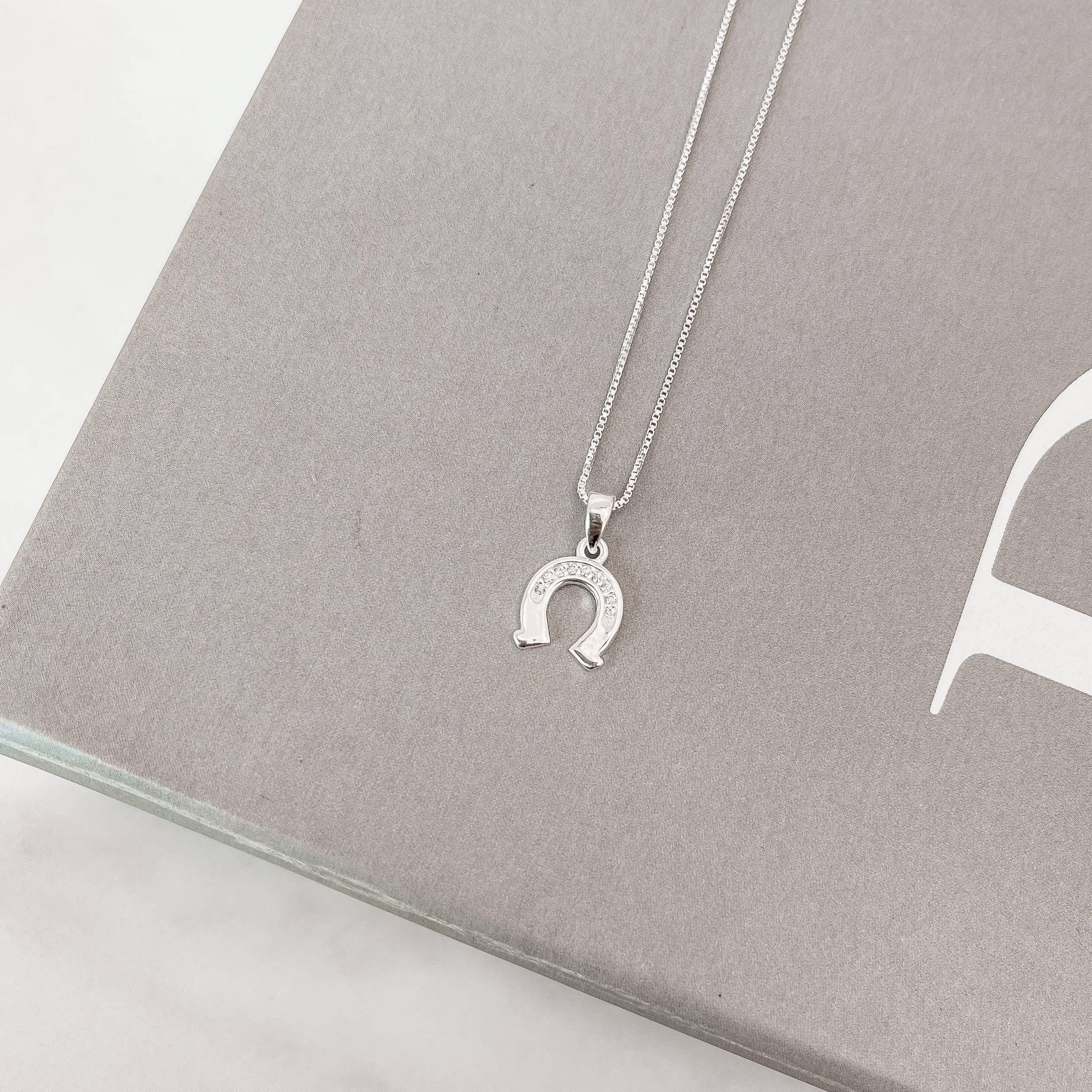 Colar pingente ferradura metade cravejada 9mm 40cm