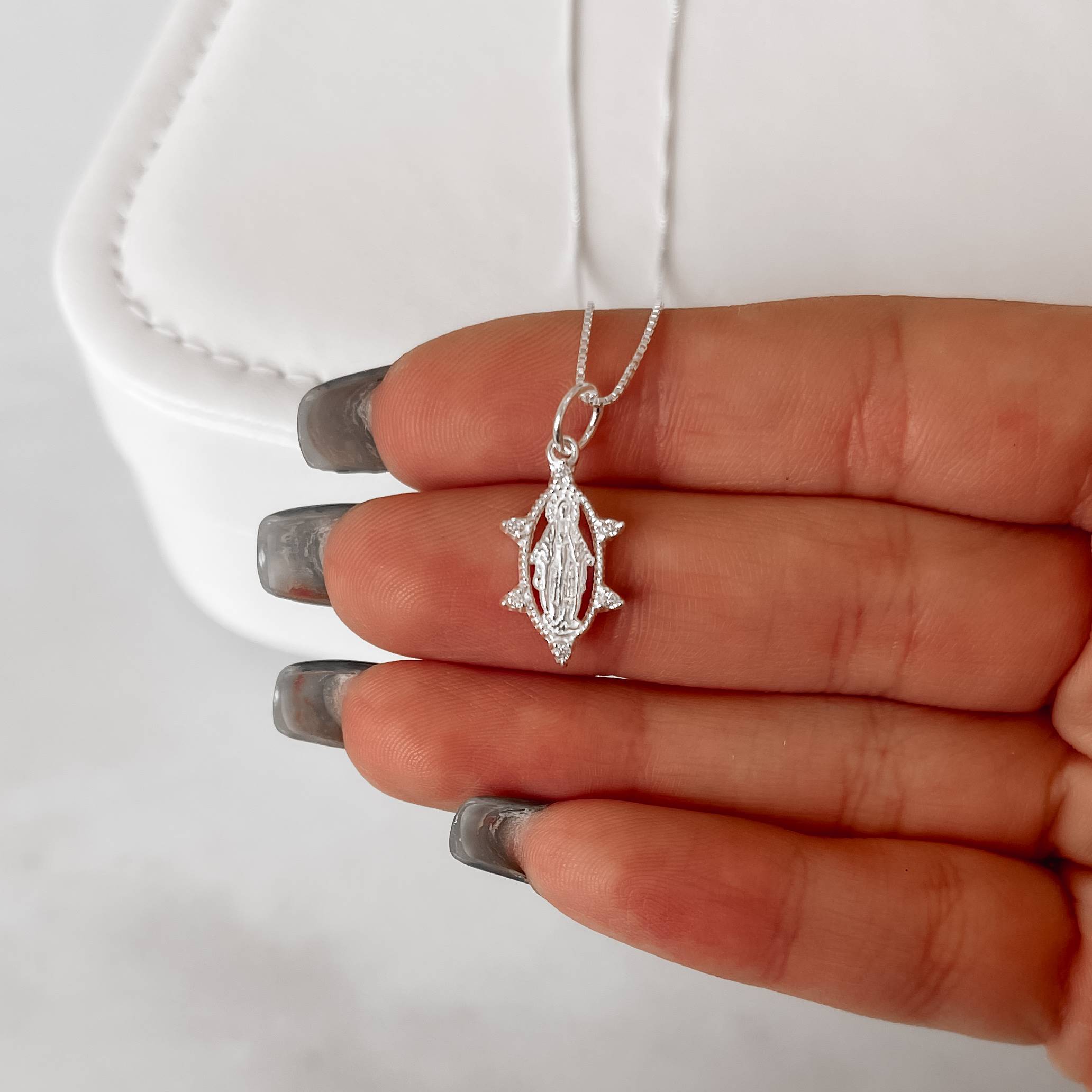 Imagem Colar pingente medalha Nsa. Sra. das Graças com zircônias 16mm 45cm