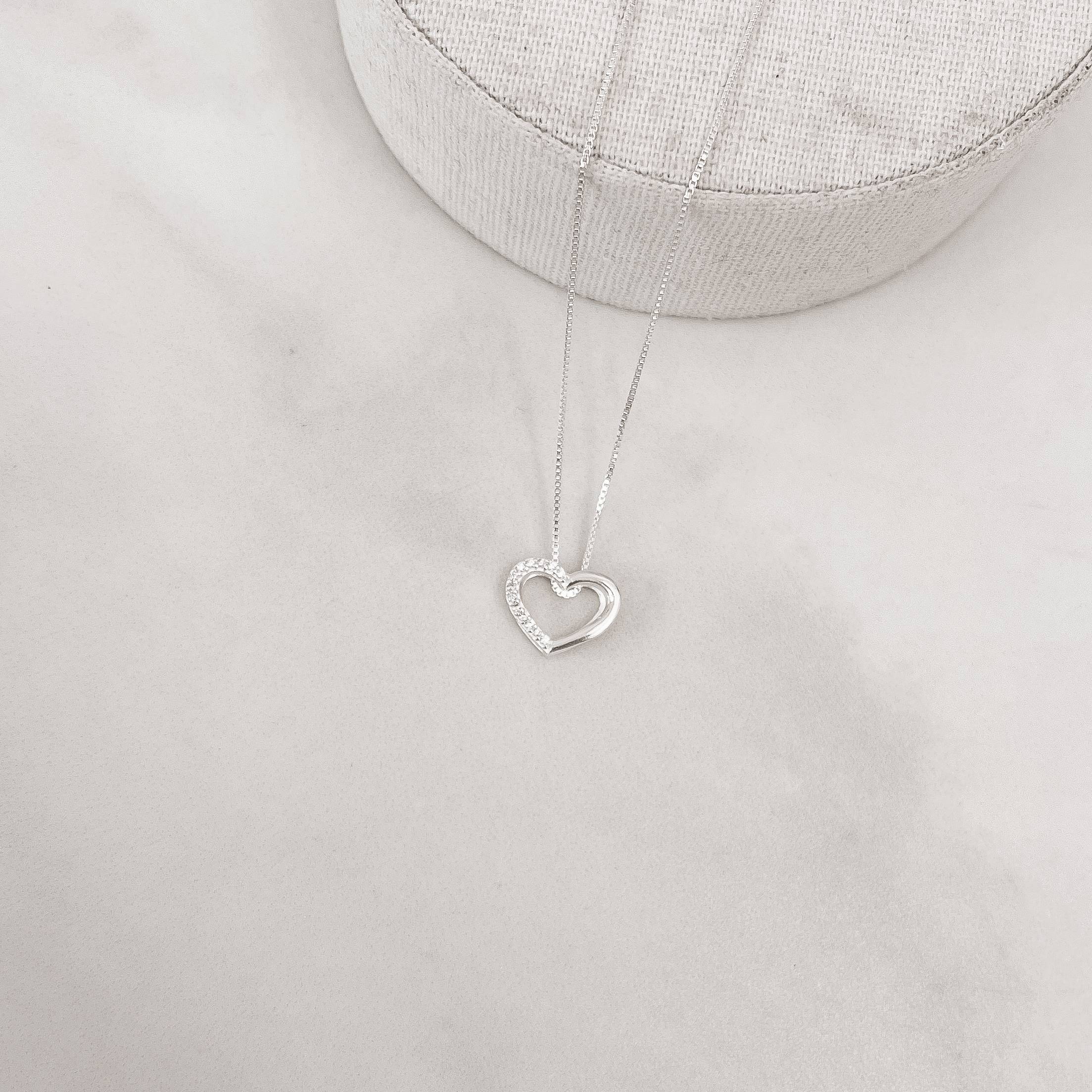 Colar coração vazado metade cravejado lado direito 13mm 45cm