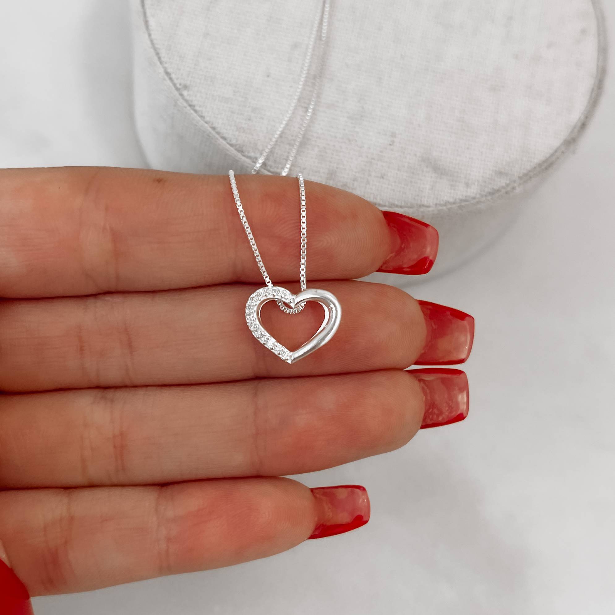 Imagem Secundária Colar coração vazado metade cravejado lado direito 13mm 45cm