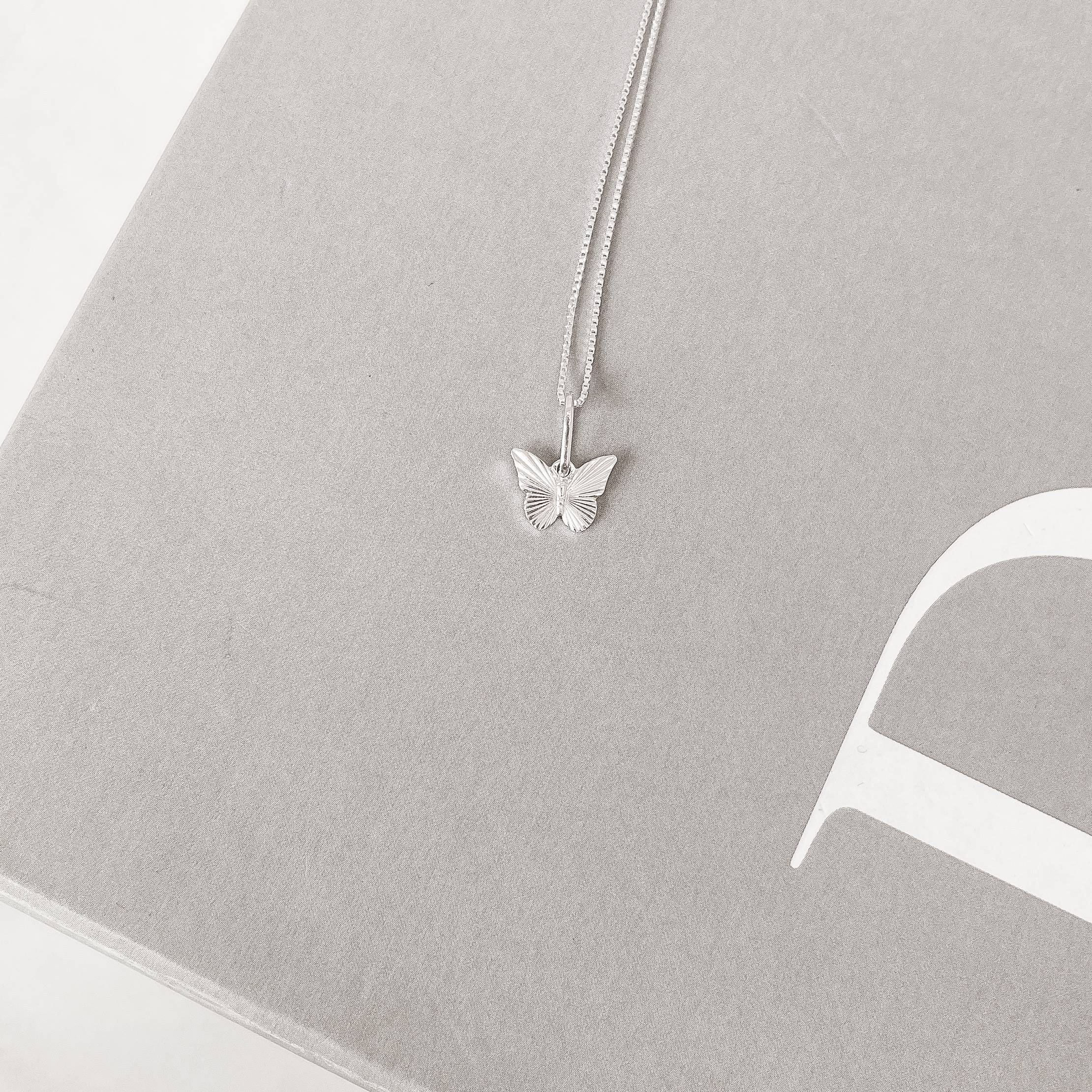 Colar pingente borboleta com vinco 10mm 45cm