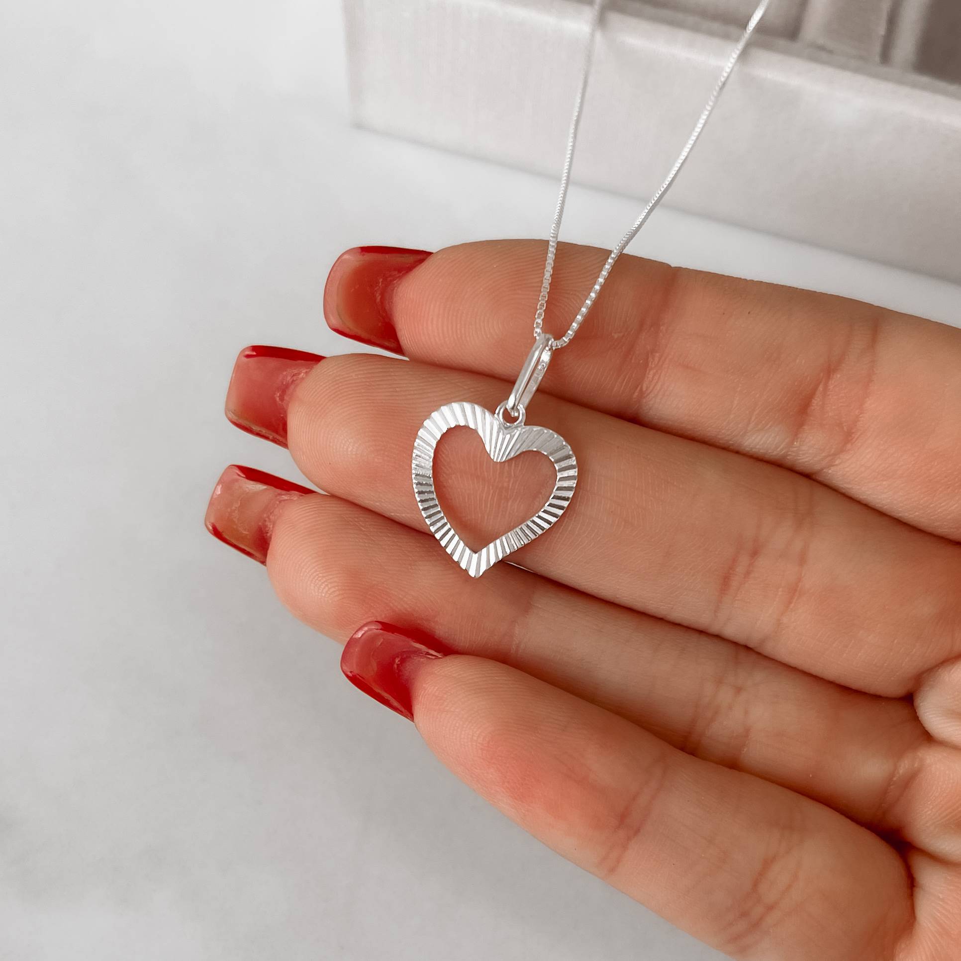 Imagem Secundária Colar pingente coração vazado riscado lado esquerdo 14mm 45cm