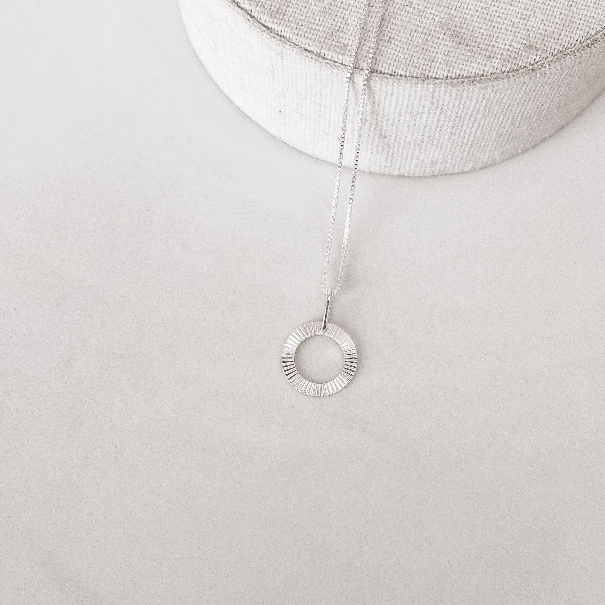 Imagem Secundária Colar pingente círculo vazado riscado 13mm 45cm