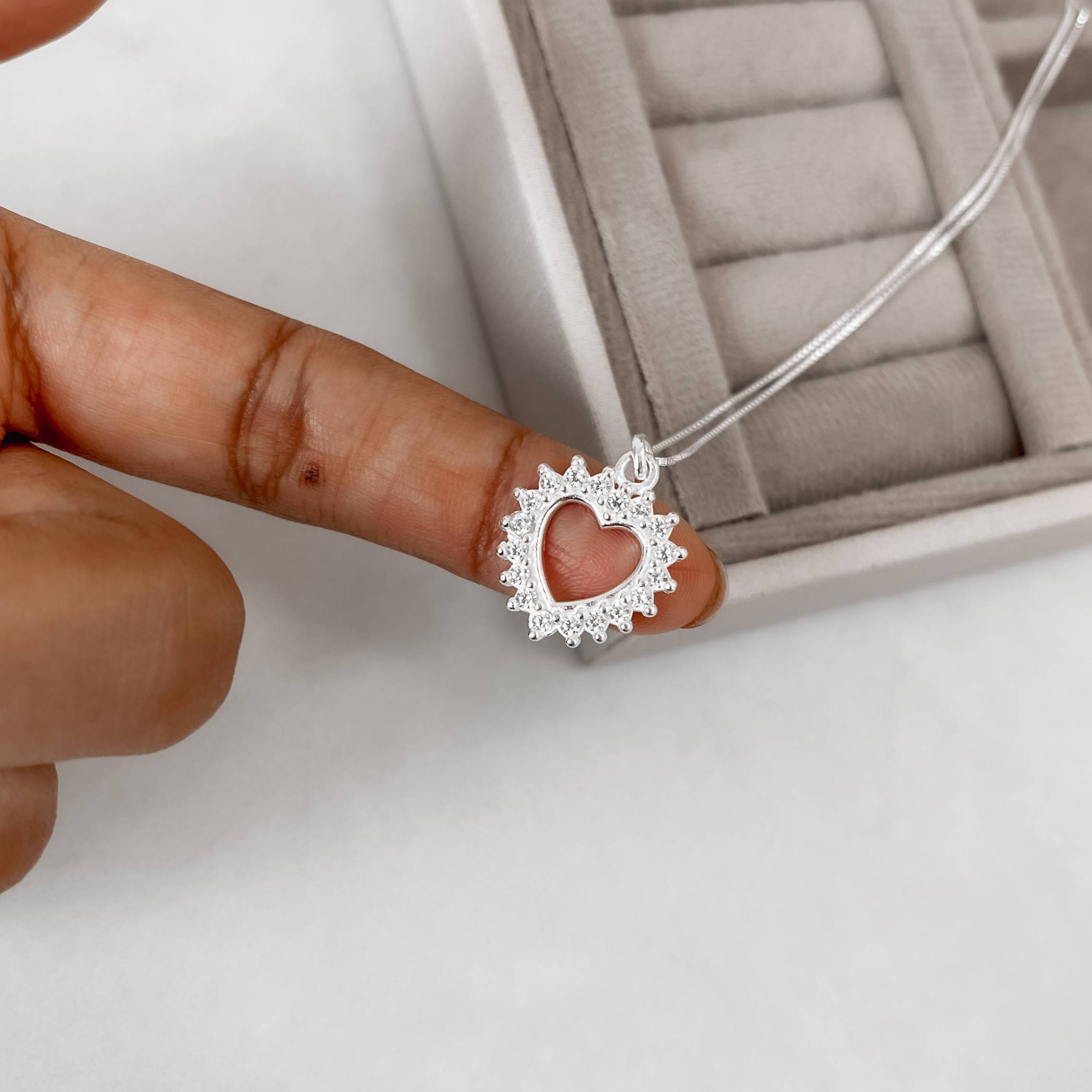 Imagem Secundária Colar pingente coração vazado com cravejado 16mm 45cm