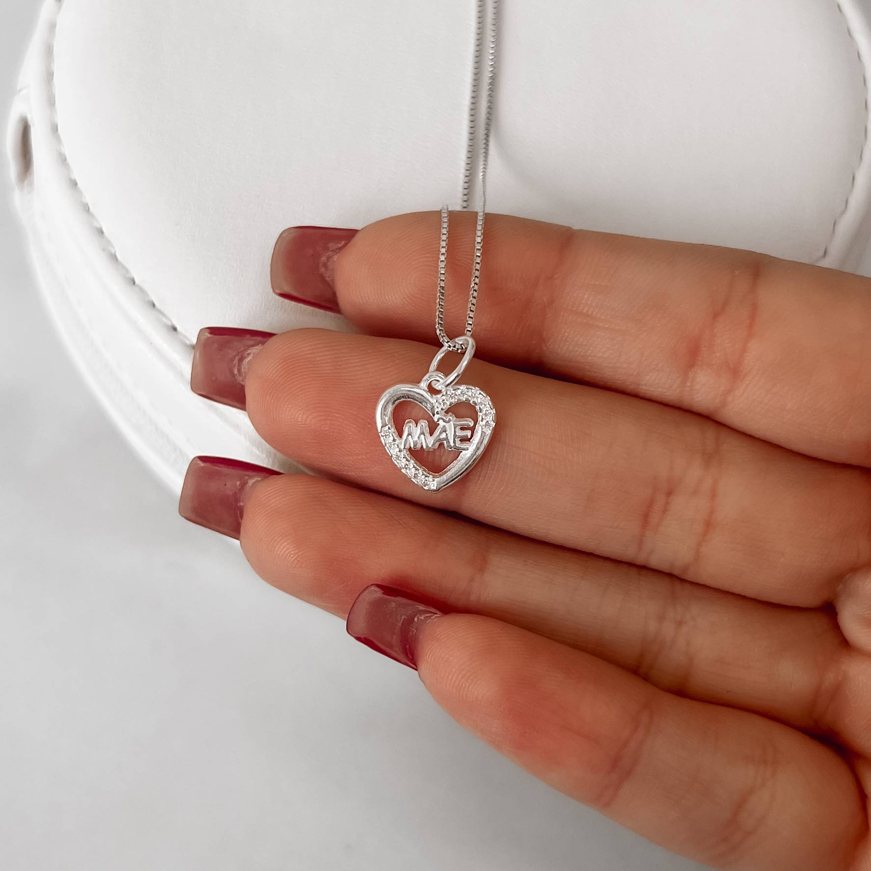 Colar pingente coração vazado cravejado escrito mãe 12mm 45cm