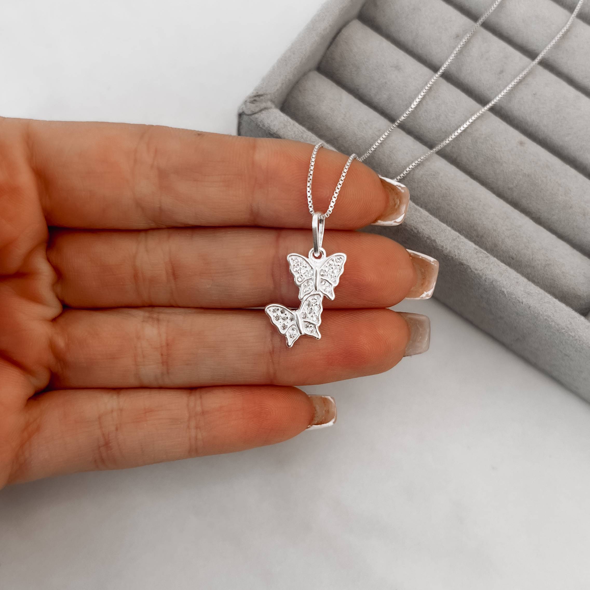 Imagem Secundária Colar pingente borboletas cravejadas 15mm 45cm