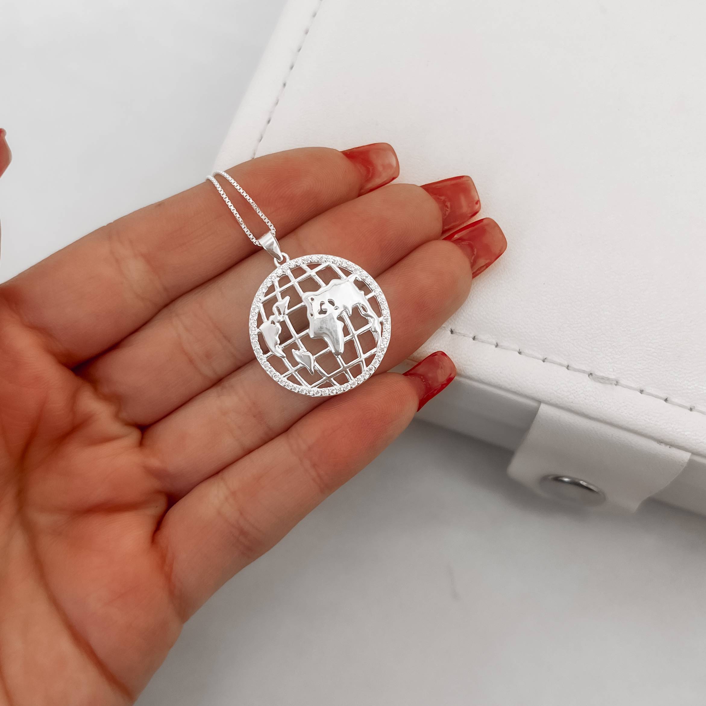 Imagem Secundária Colar pingente medalha mundo borda cravejada 22mm 45cm