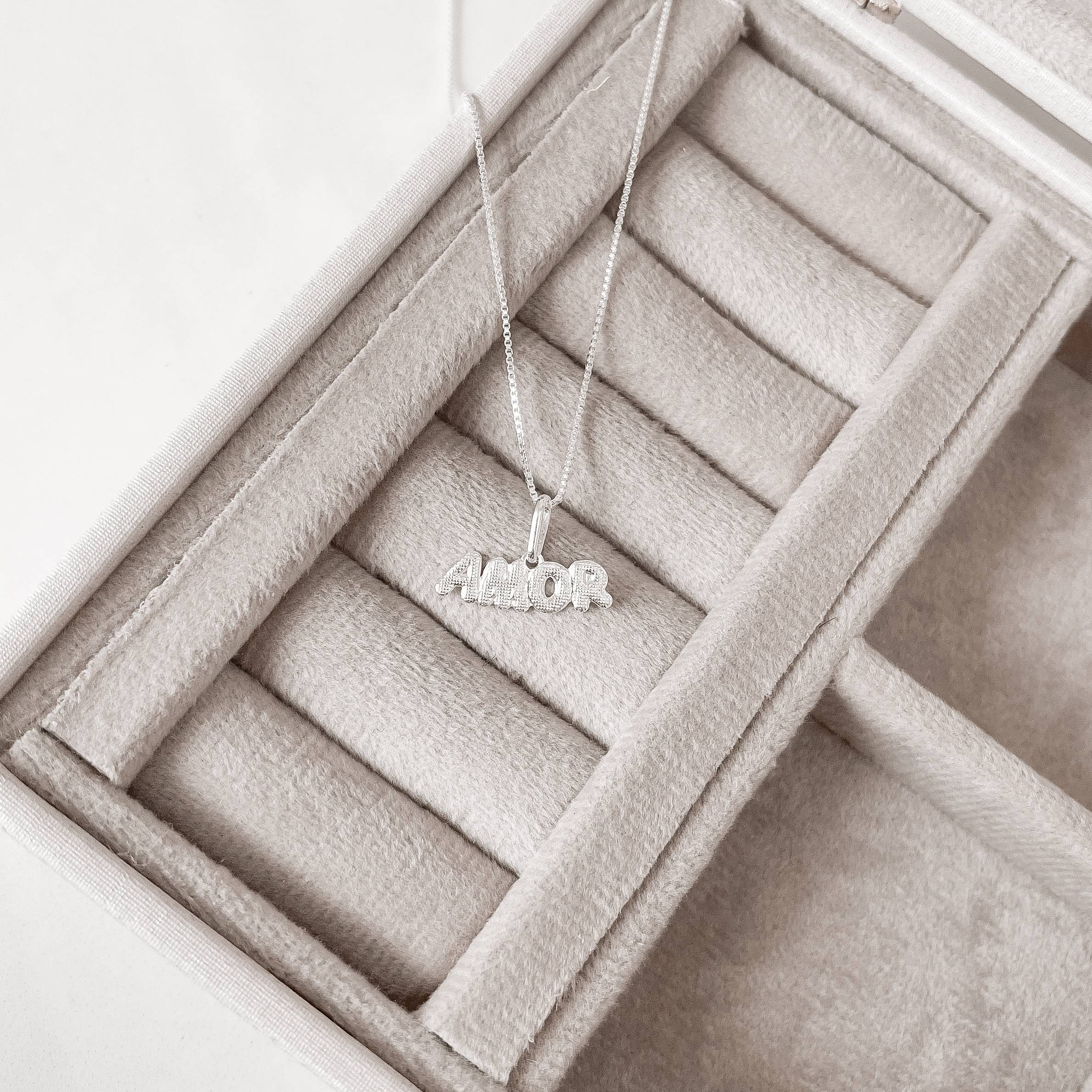 Imagem Colar pingente escrito amor 17mm 45cm