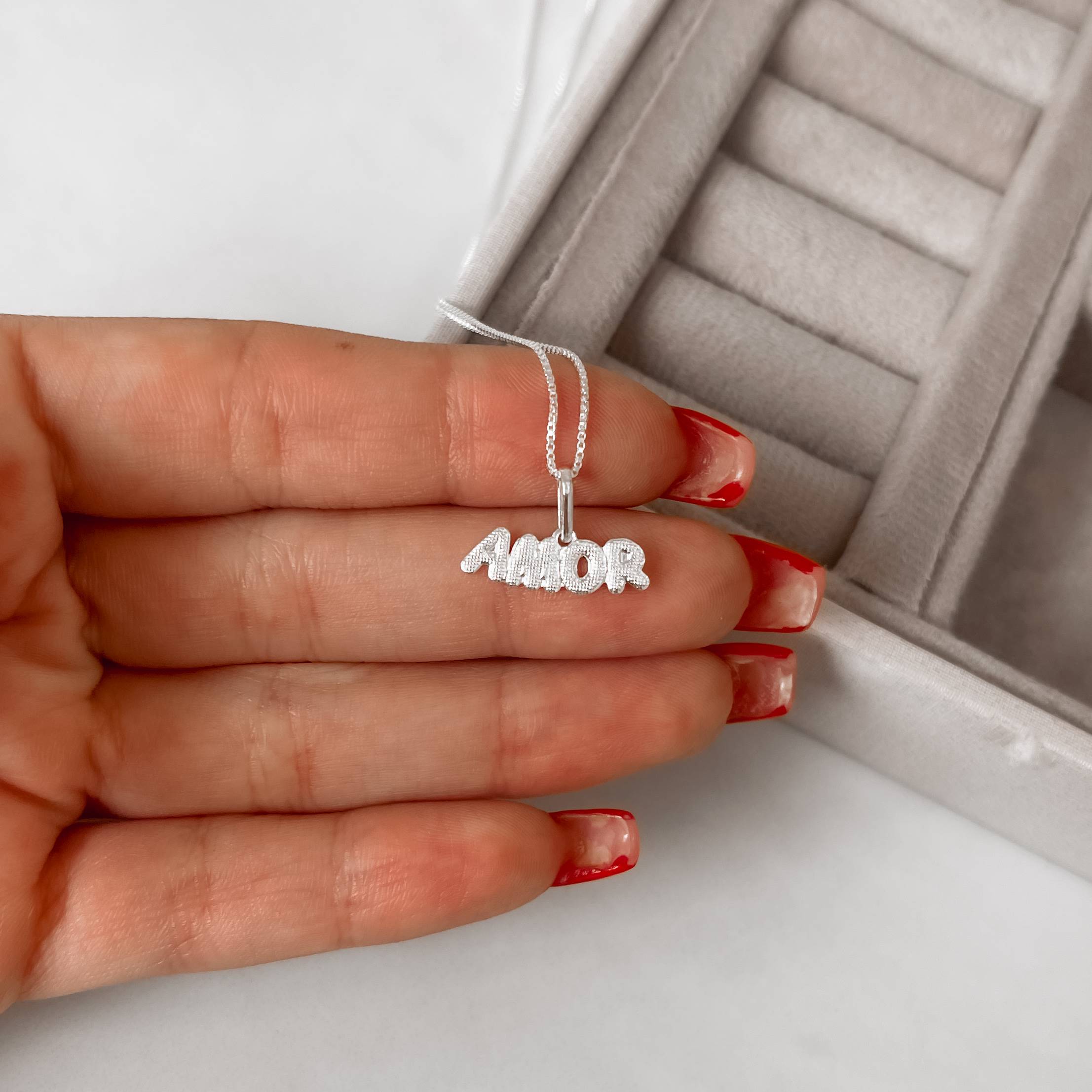 Imagem Secundária Colar pingente escrito amor 17mm 45cm