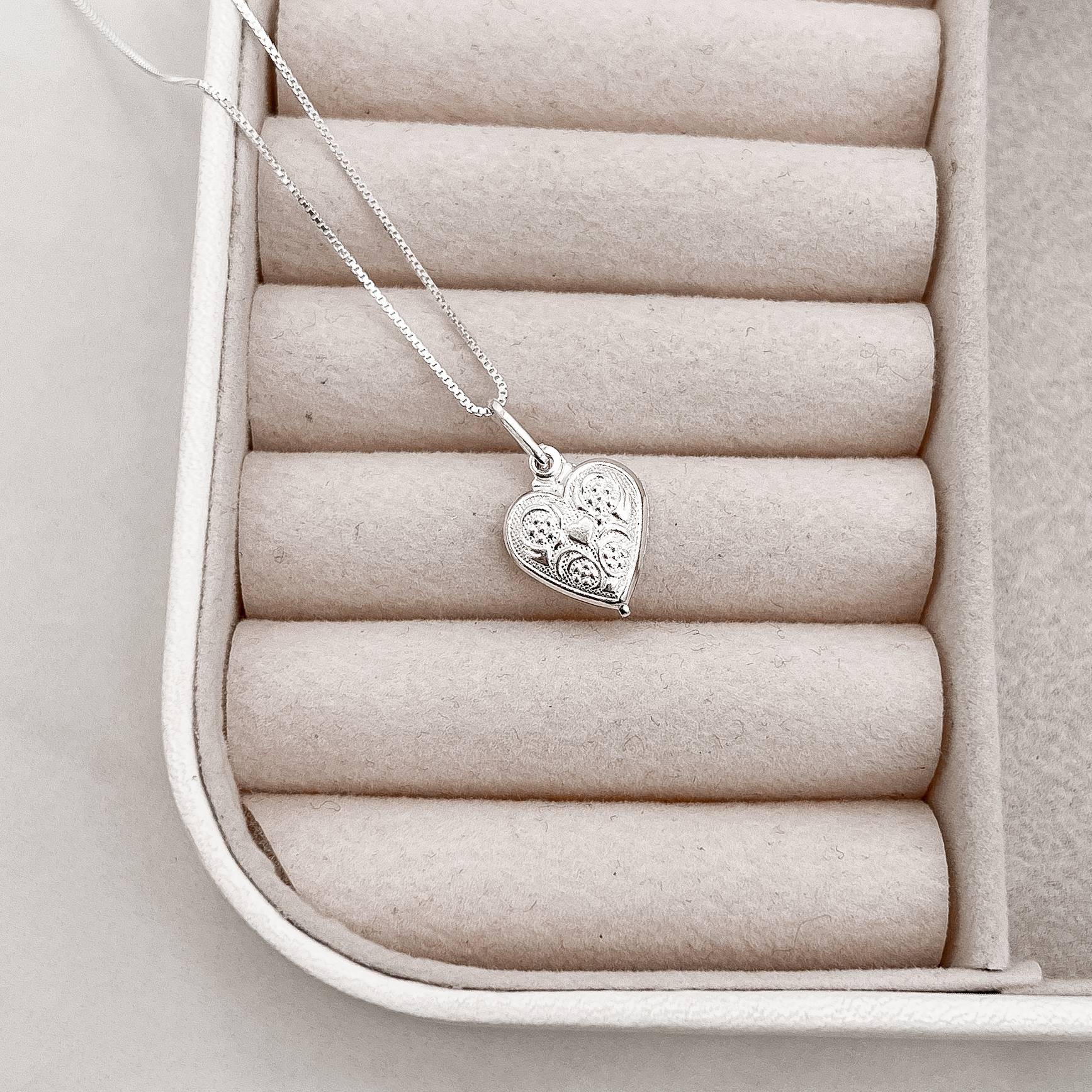 Imagem Colar pingente coração desenhado 16mm 45cm