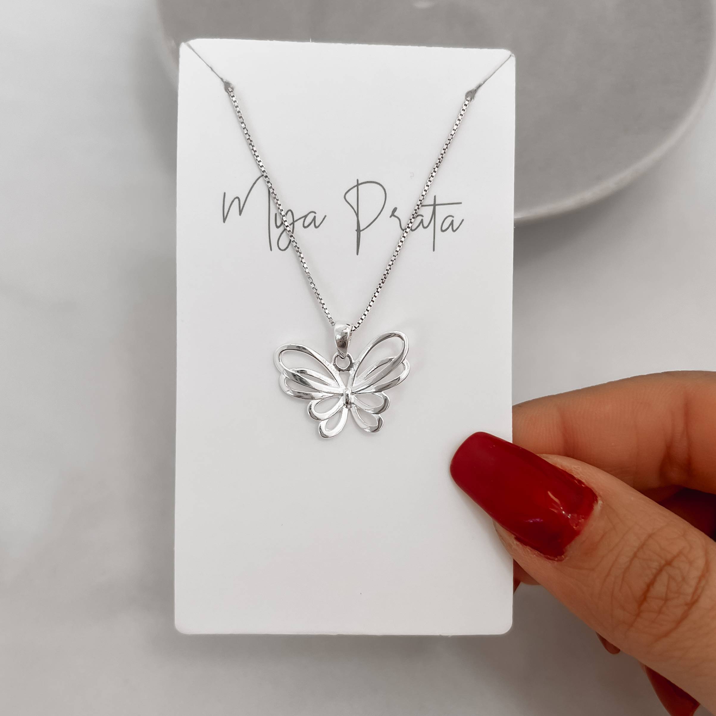 Colar pingente borboleta vazada 20mm 45cm