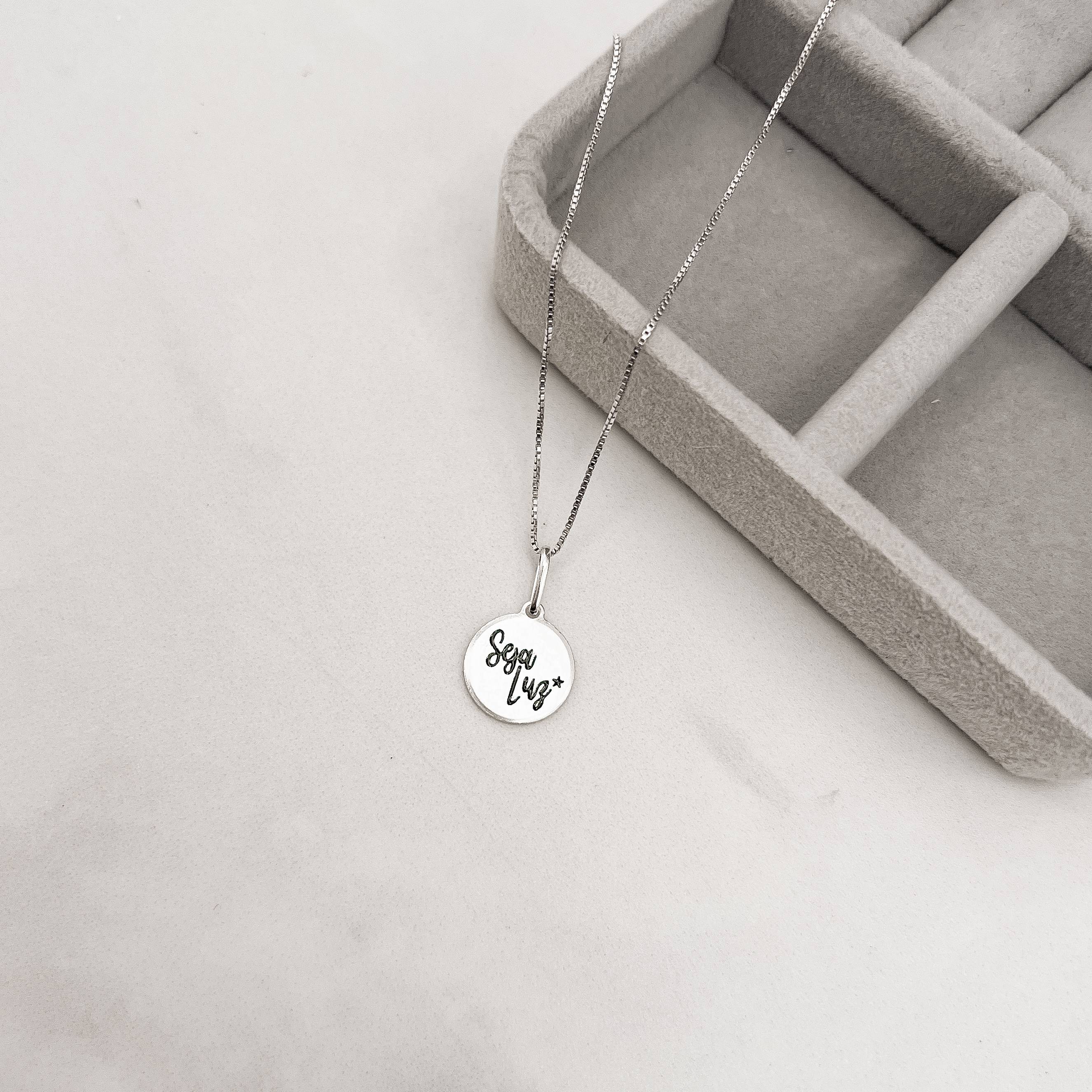 Imagem Colar pingente medalha seja luz resina 12mm 45cm