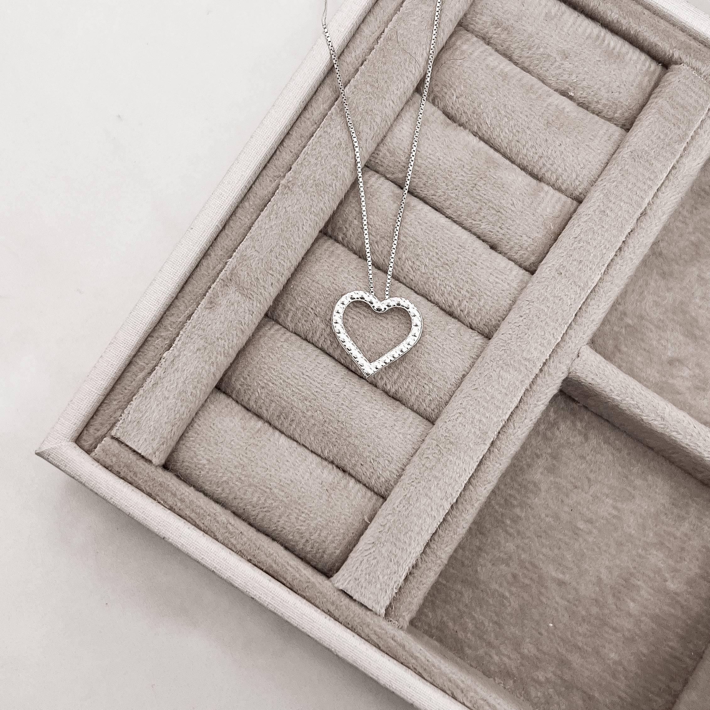 Imagem Colar coração vazado com bolinhas 15mm 45cm