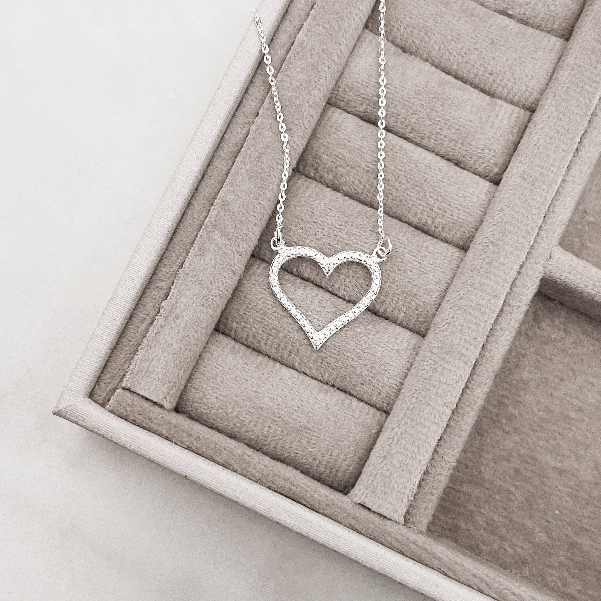 Imagem Colar coração vazado com bolinhas 19mm corrente cadeado 45cm com alongadora