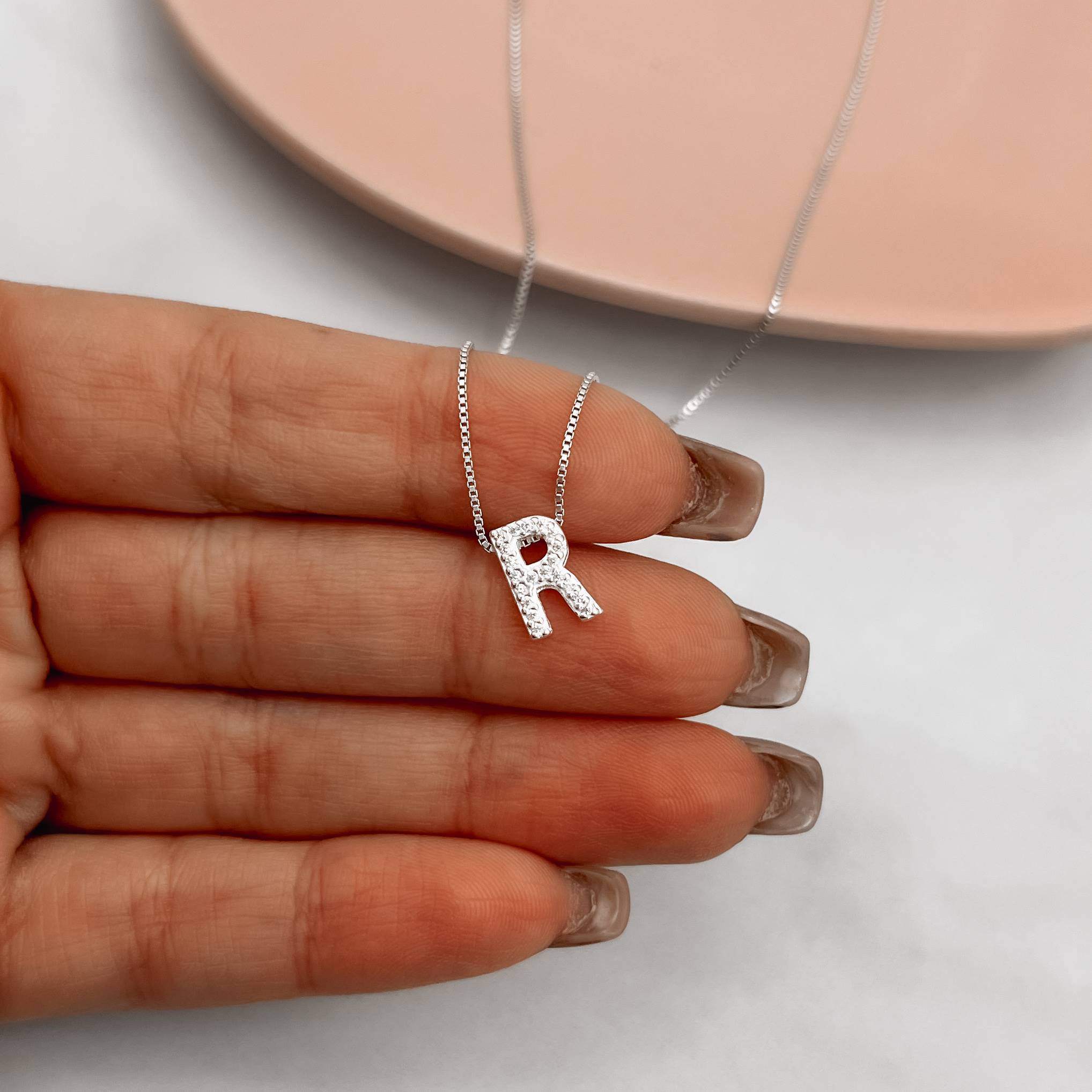 Colar letra R cravejada 10mm passante 45cm