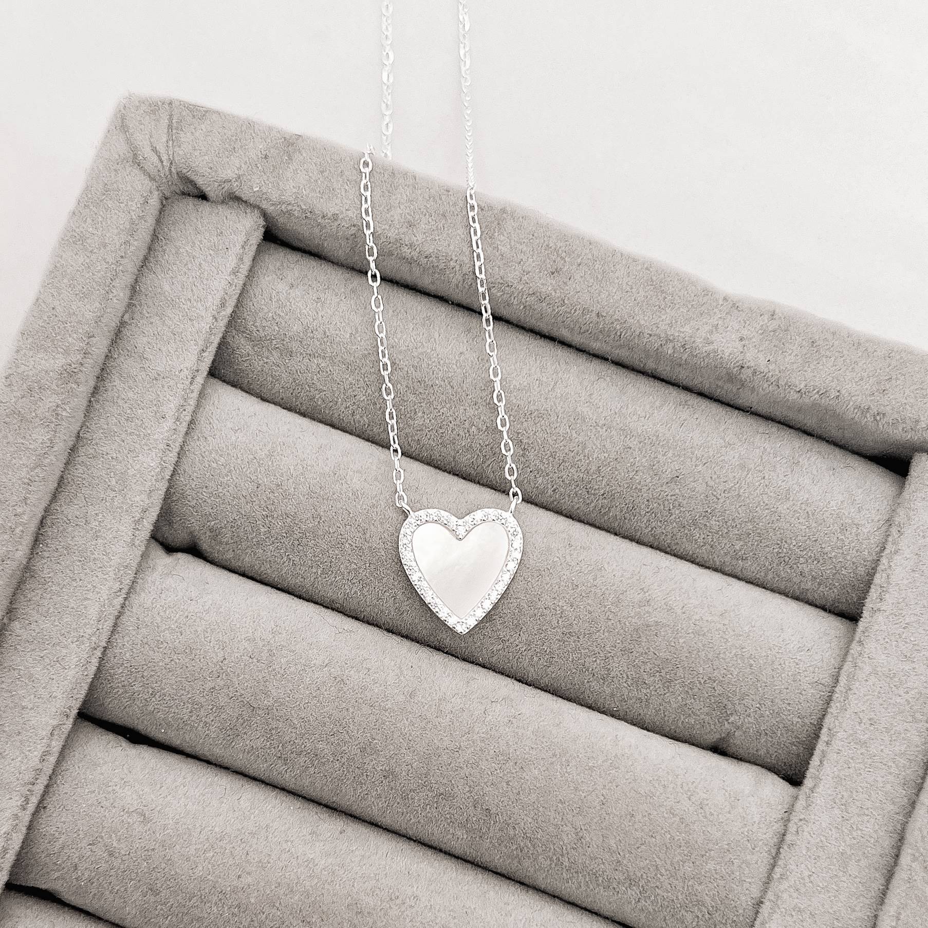 Imagem Colar coração madrepérola com cravejado 13mm corrente cadeado 45+5cm