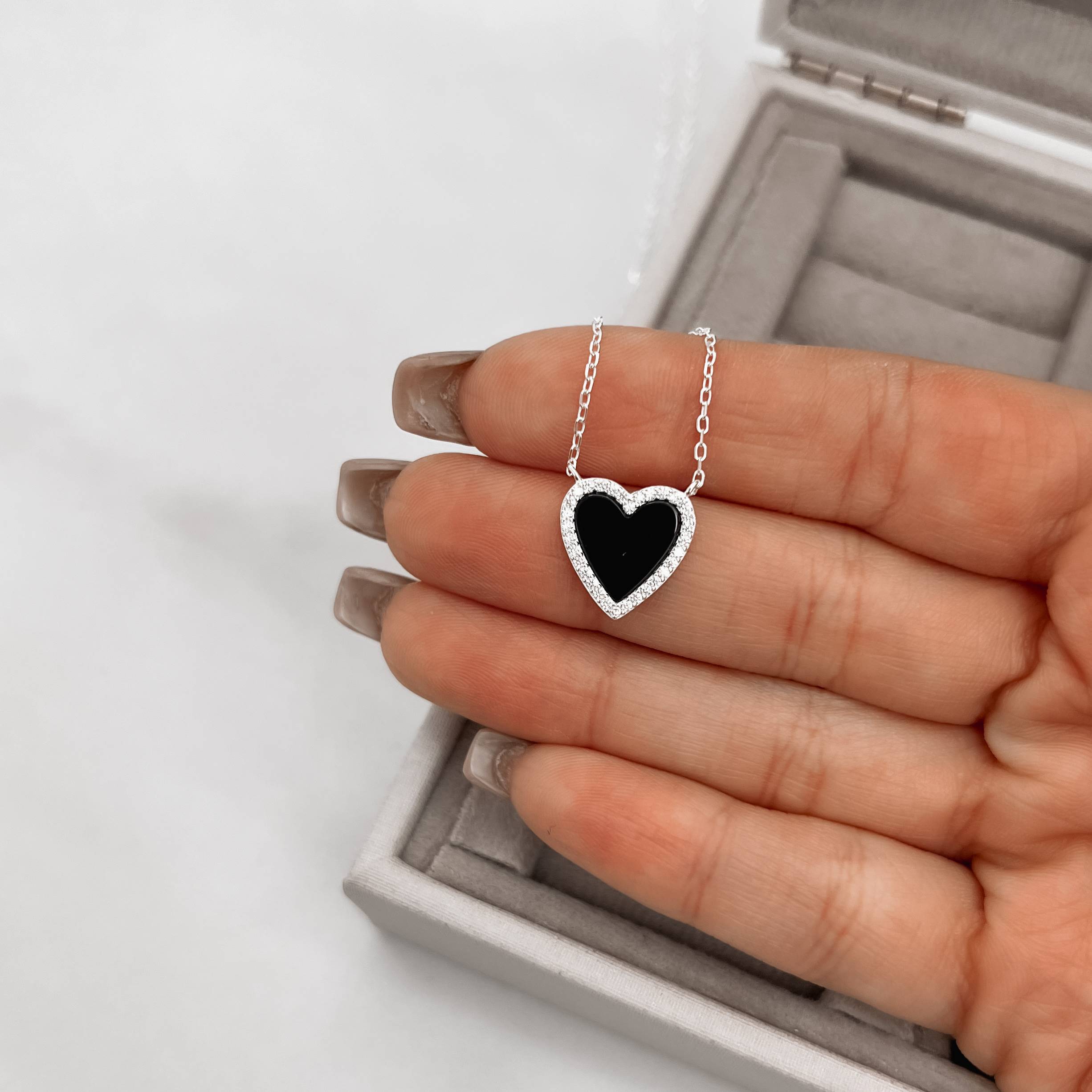 Imagem Colar coração pedra ônix com cravejado 13mm corrente cadeado 45+5cm