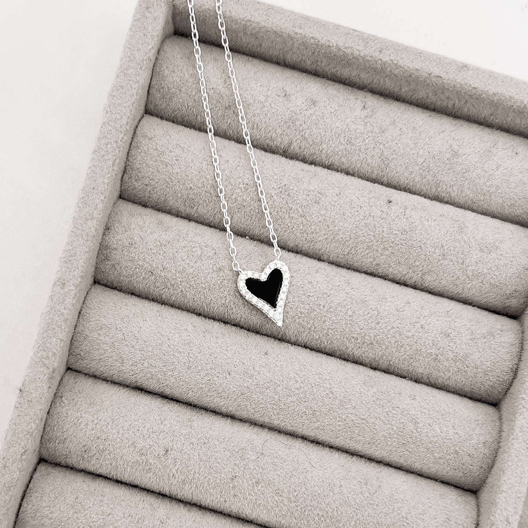 Imagem Colar coração pedra ônix com cravejado 11mm corrente cadeado 45+5cm