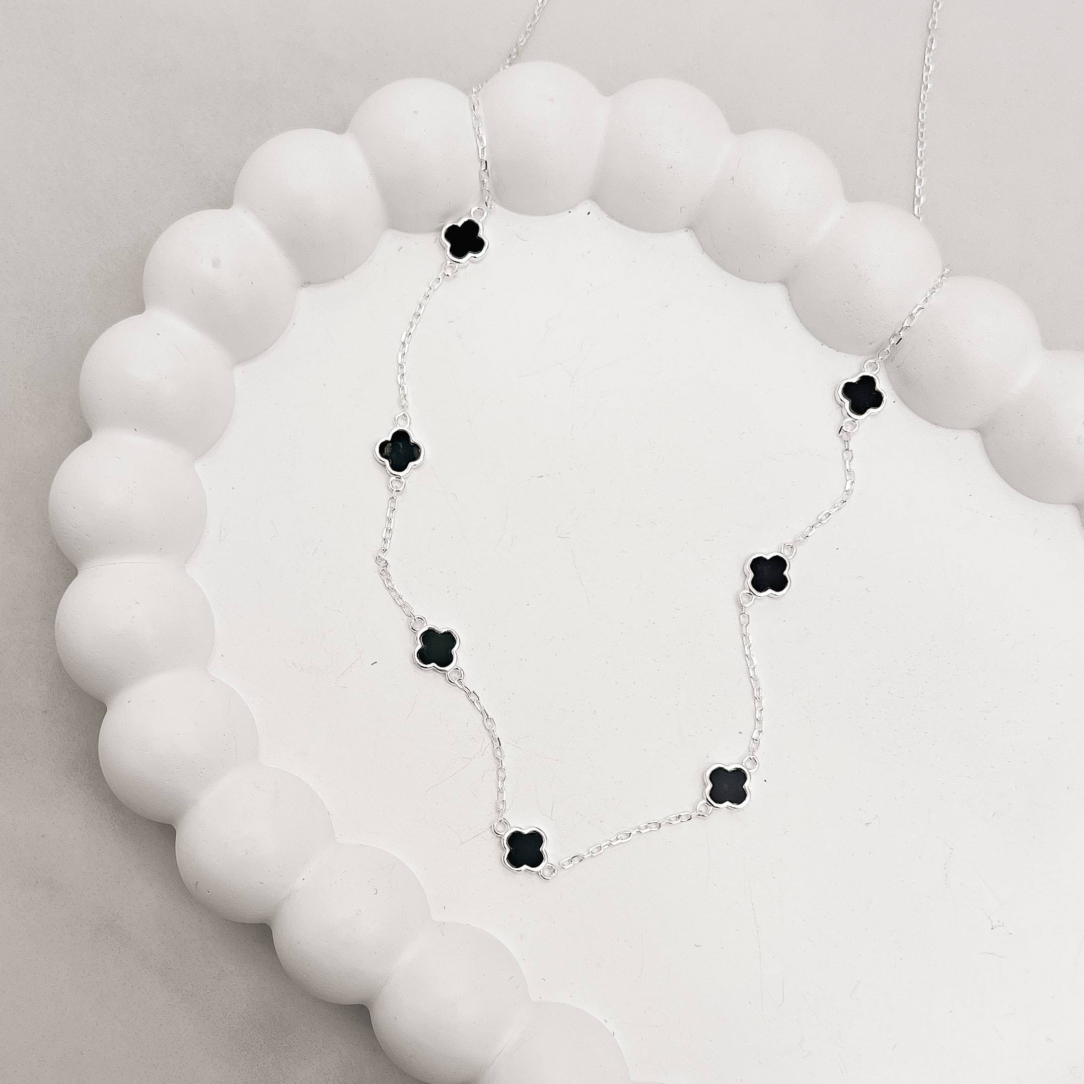 Imagem Colar entremeio trevos pedra ônix 6mm corrente cadeado 60+5cm