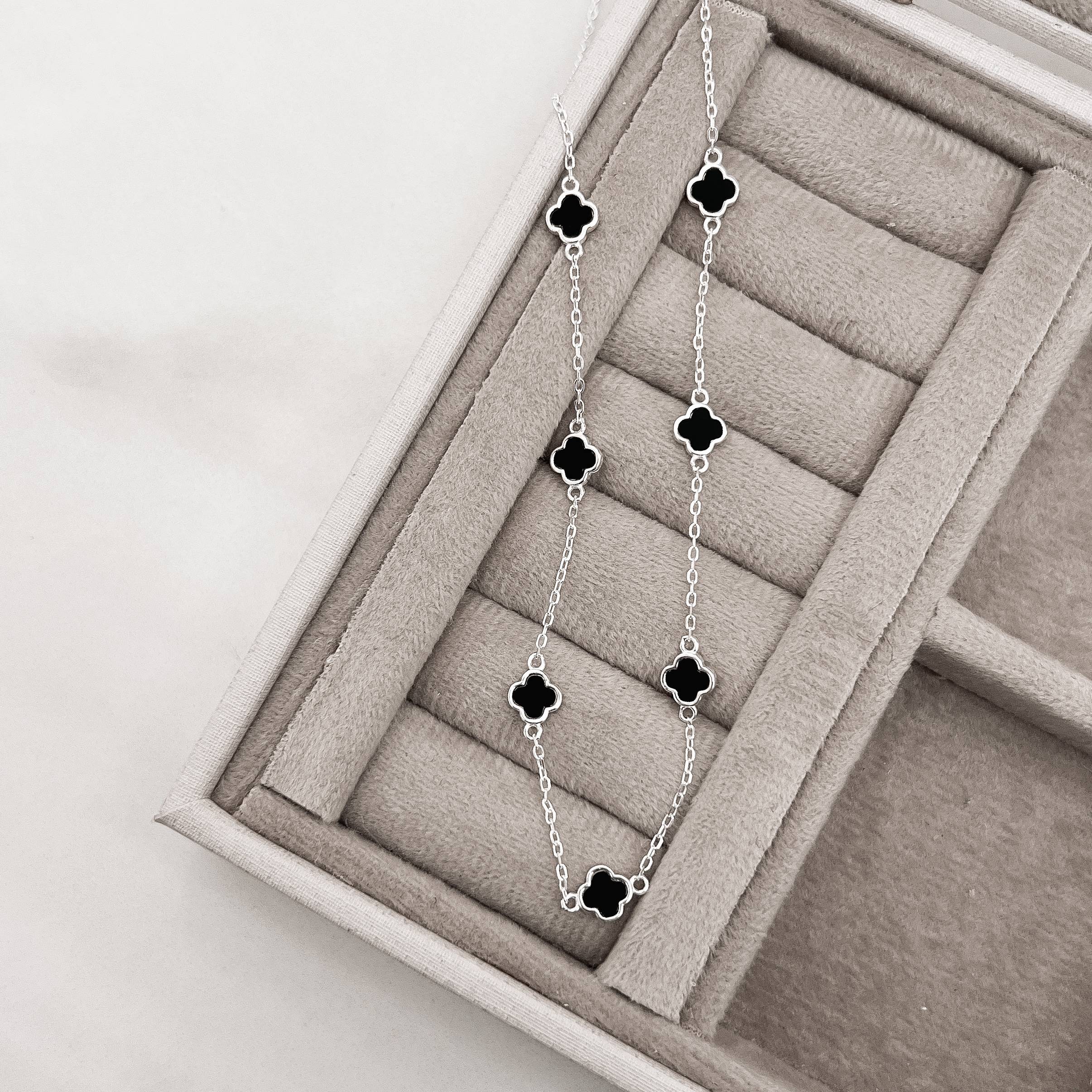 Imagem Colar entremeio trevos pedra ônix 6mm corrente cadeado 45+5cm