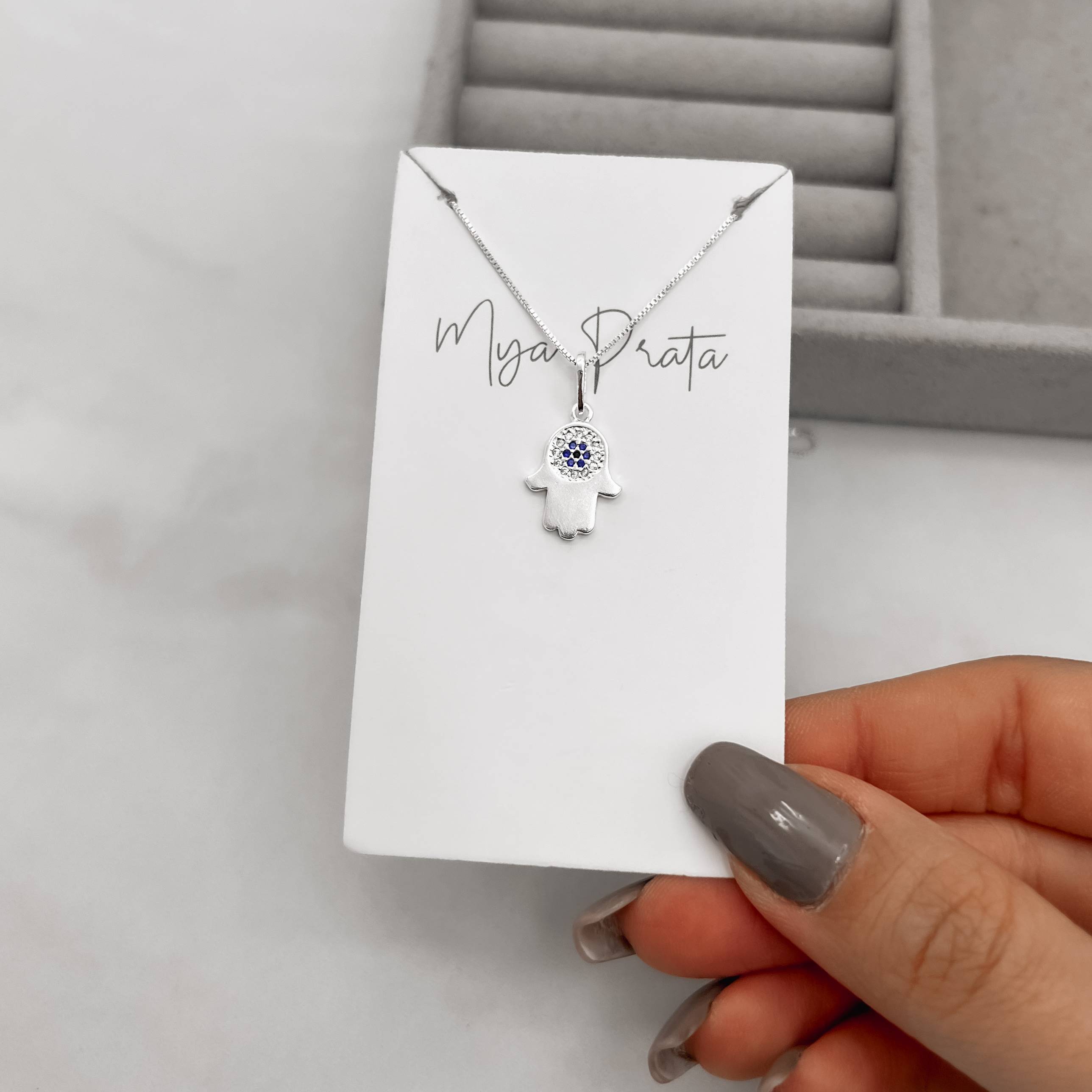 Imagem Colar pingente mão cravejada detalhe zircônia azul 14mm 45cm