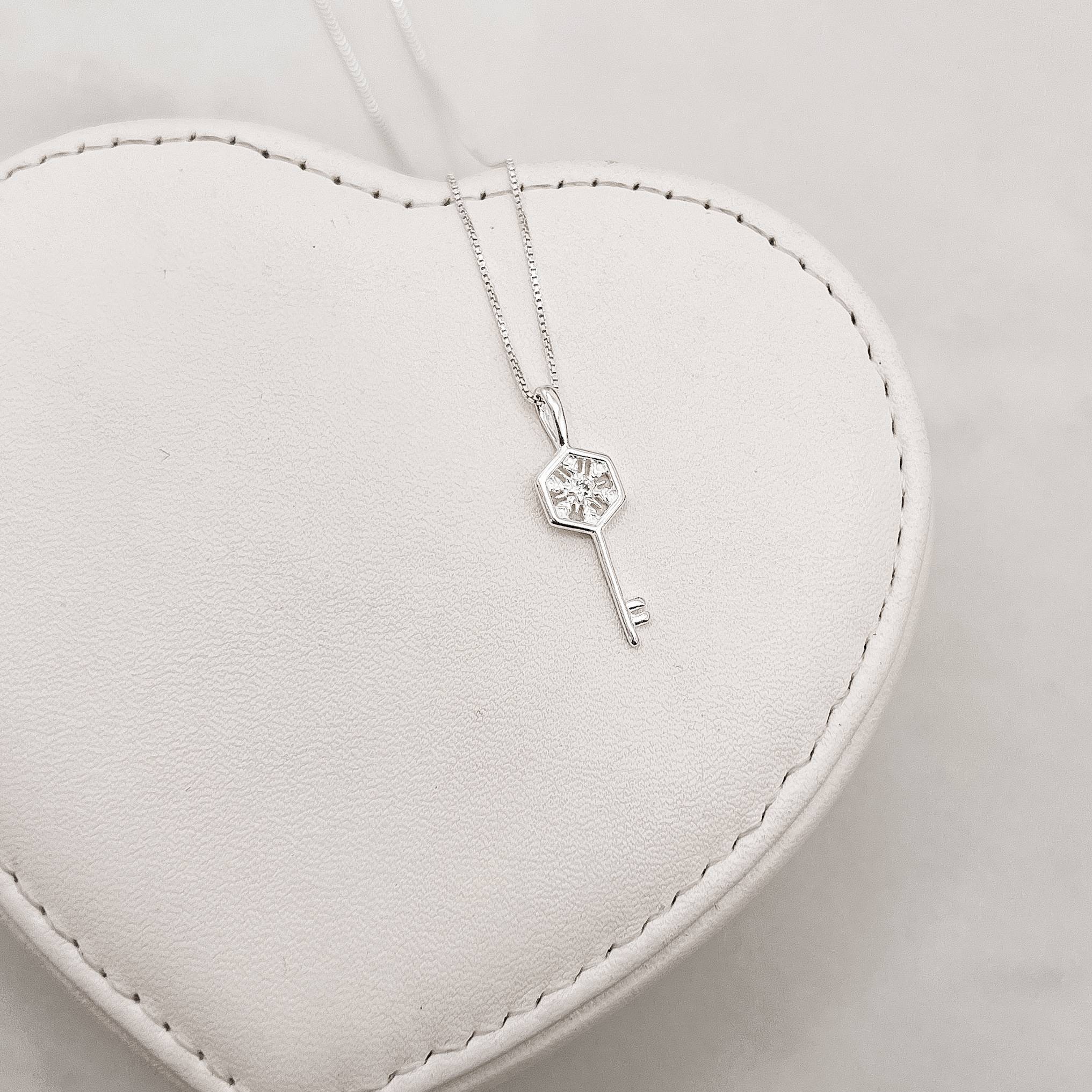 Imagem Colar pingente chave detalhe flocos de neve 24mm 45cm