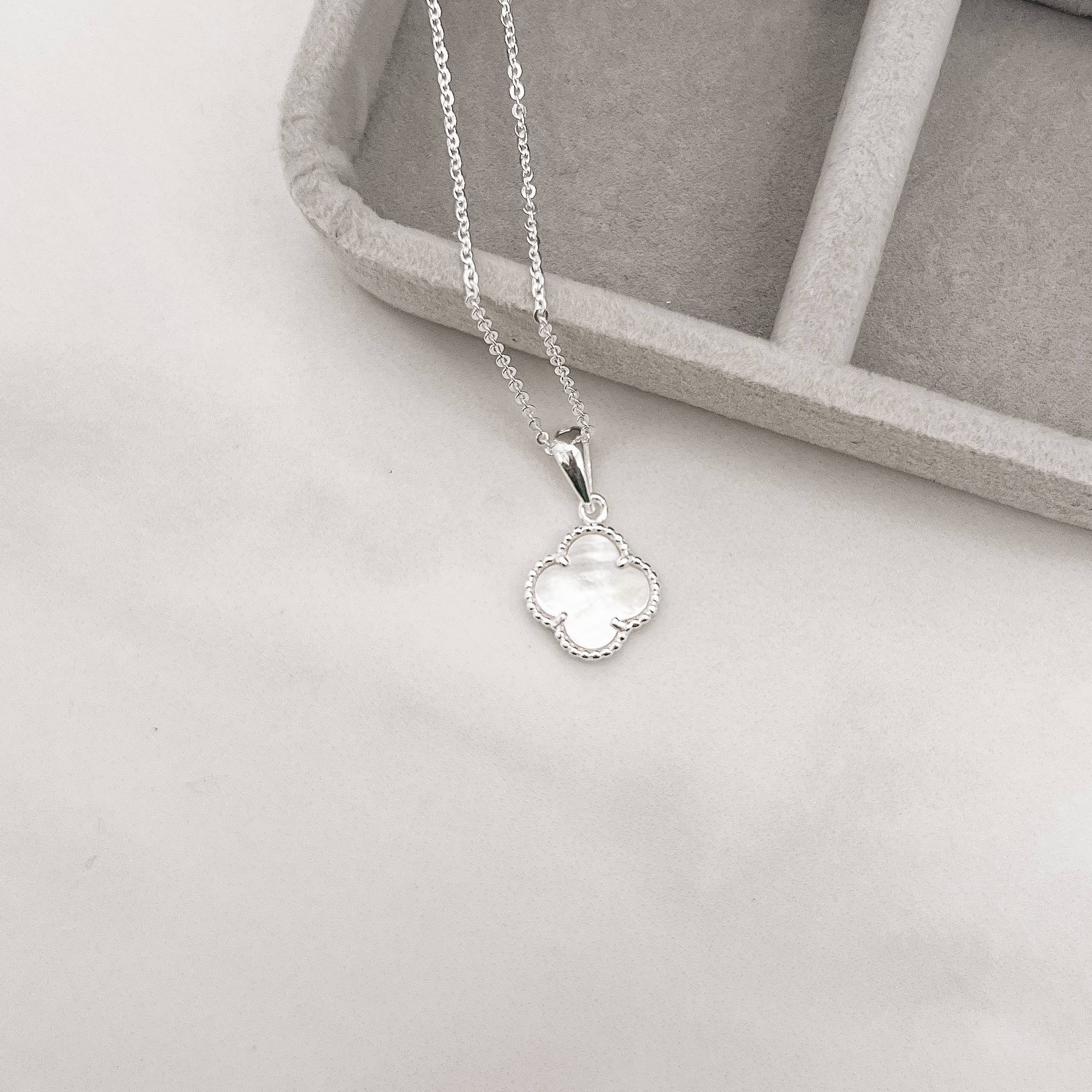 Imagem Colar pingente trevo madrepérola com bolinhas 12mm corrente cadeadinho 45cm