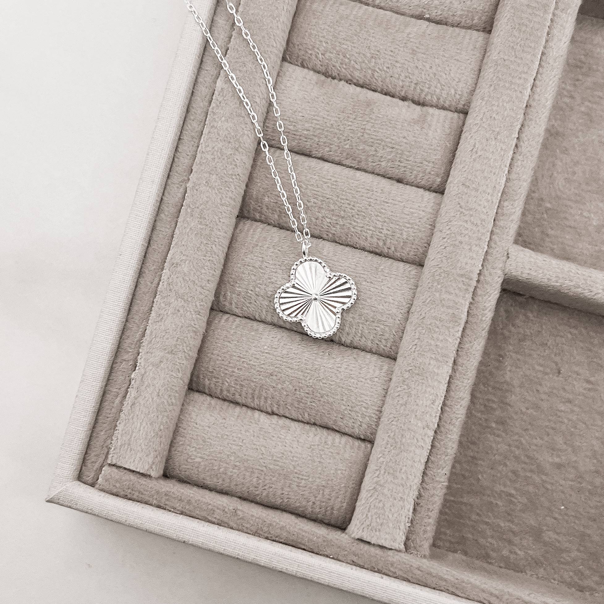 Imagem Colar pingente trevo vinco com bolinhas 14mm corrente cadeado 45+5cm