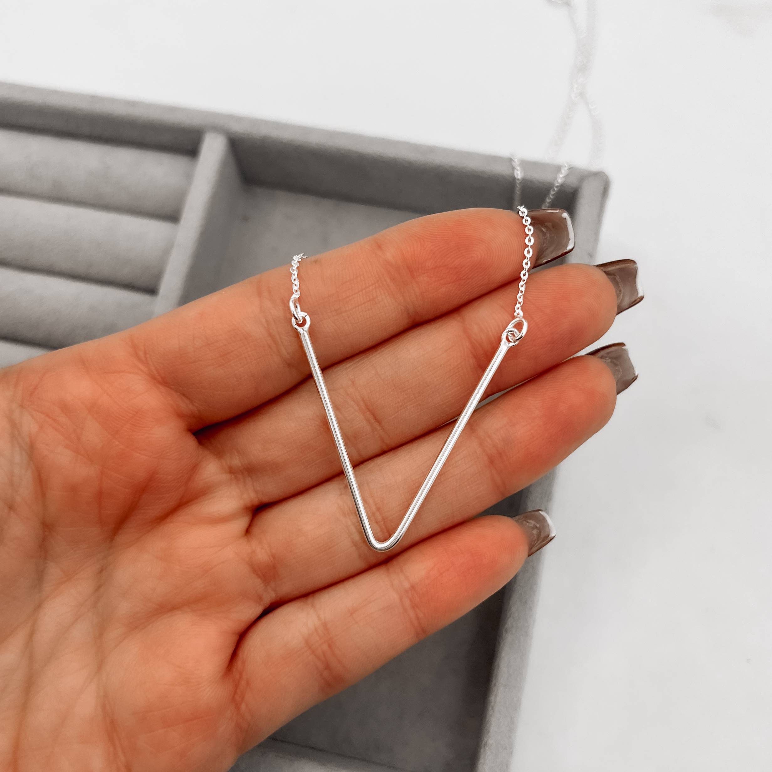 Imagem Colar V 32mm corrente cadeado 40cm com alongadora