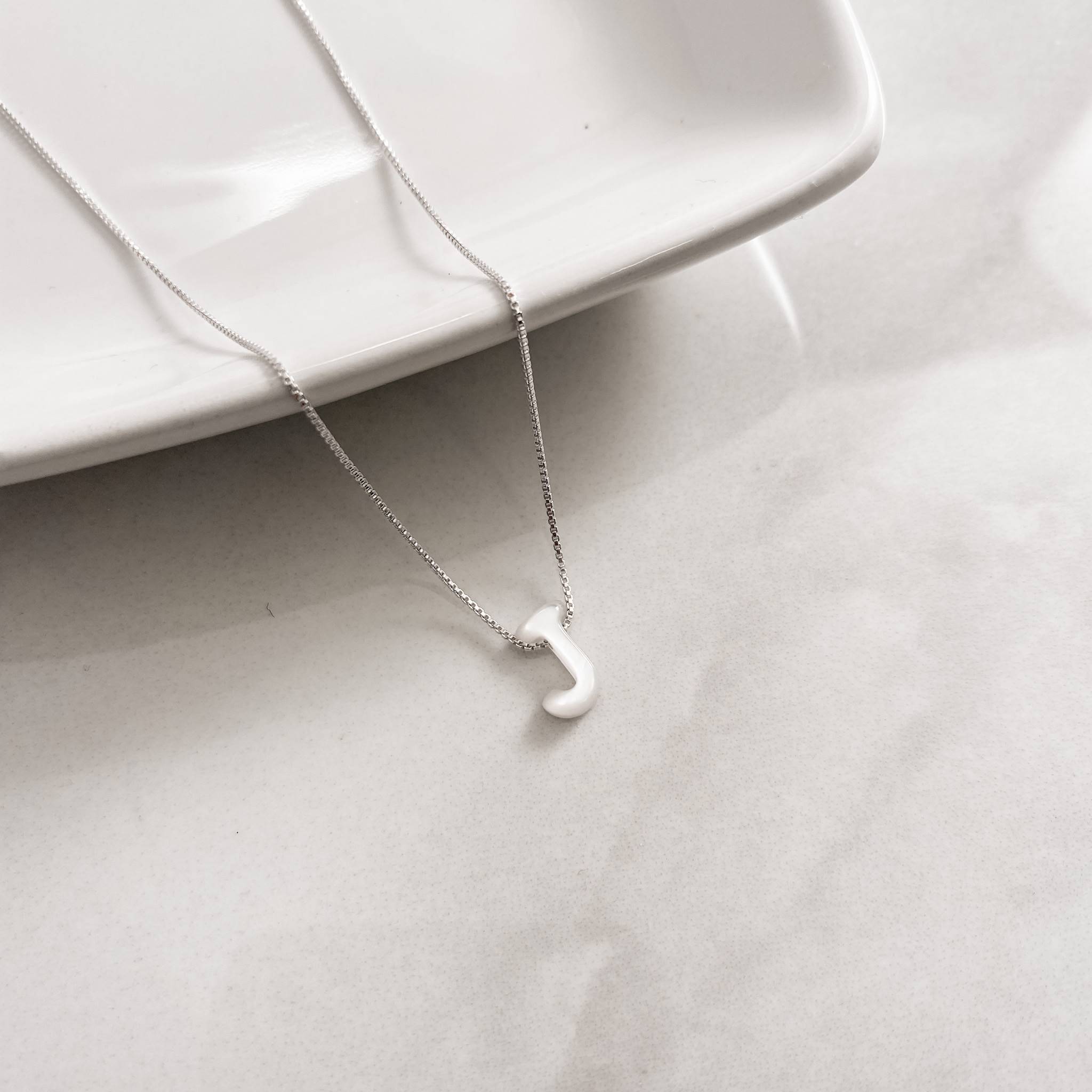 Imagem Colar madrepérola letra J 45cm