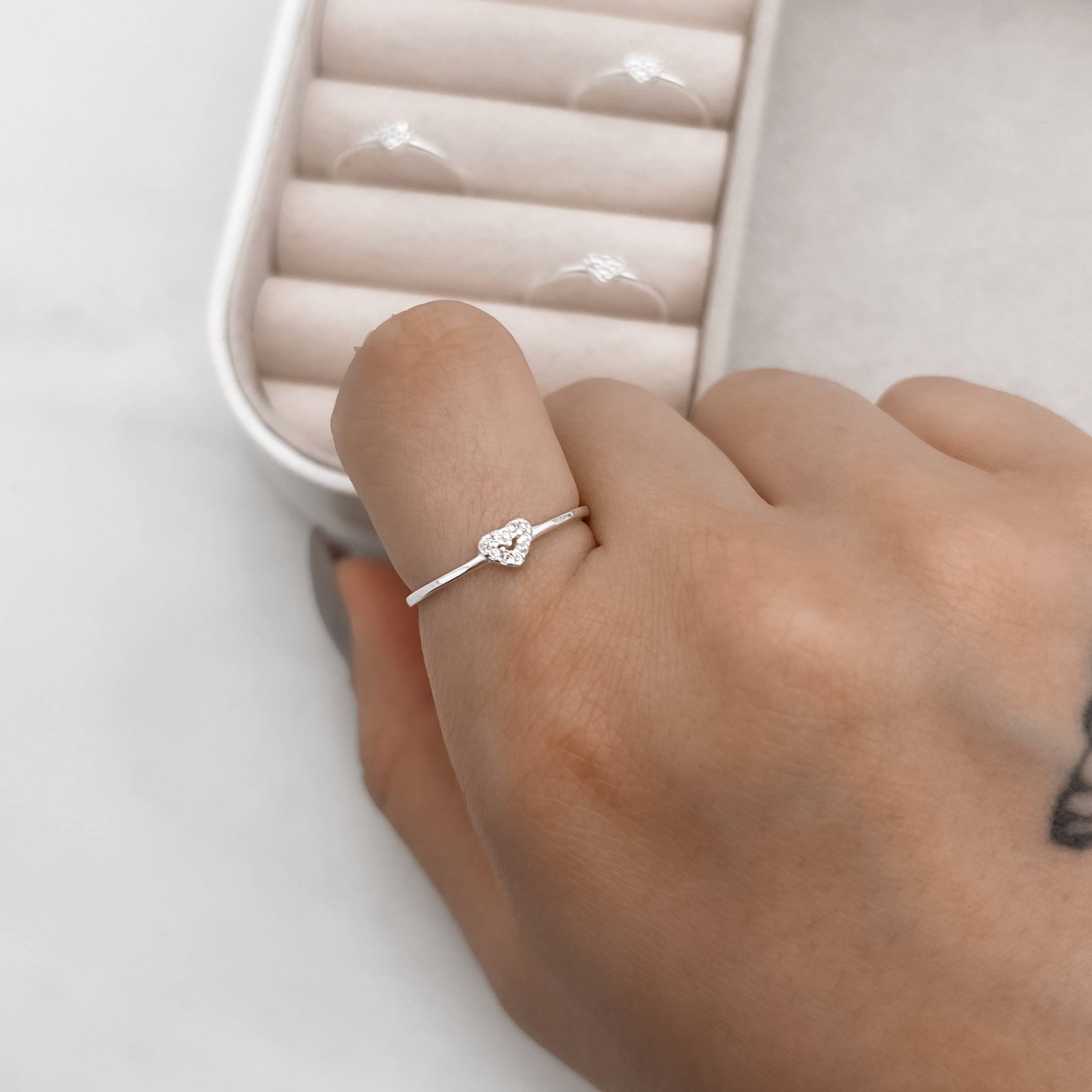 Imagem Secundária Anel mini coração vazado cravejado