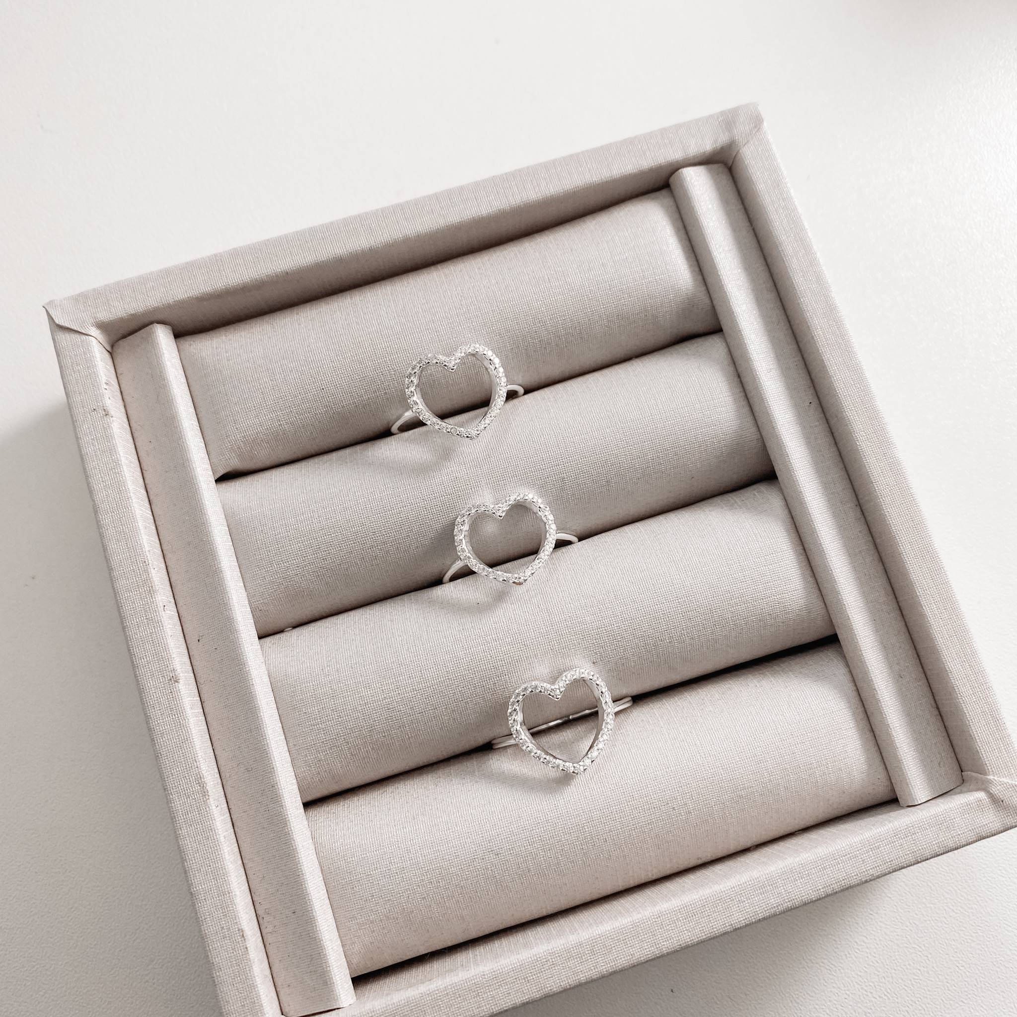 Anel coração 14mm vazado cravejado